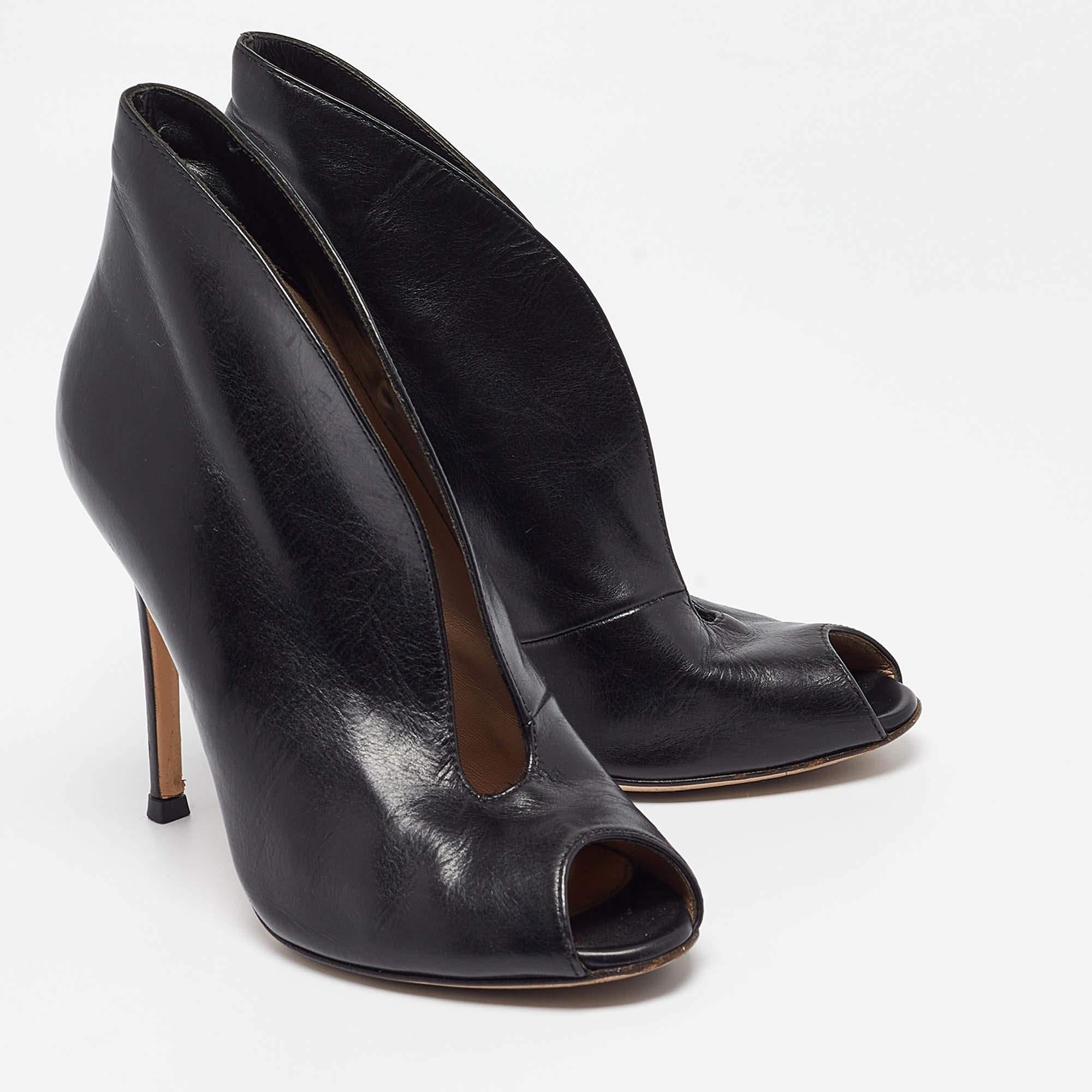 Gianvito Rossi Bottes à empeigne en cuir noir Taille 35 État moyen - En vente à Dubai, Al Qouz 2