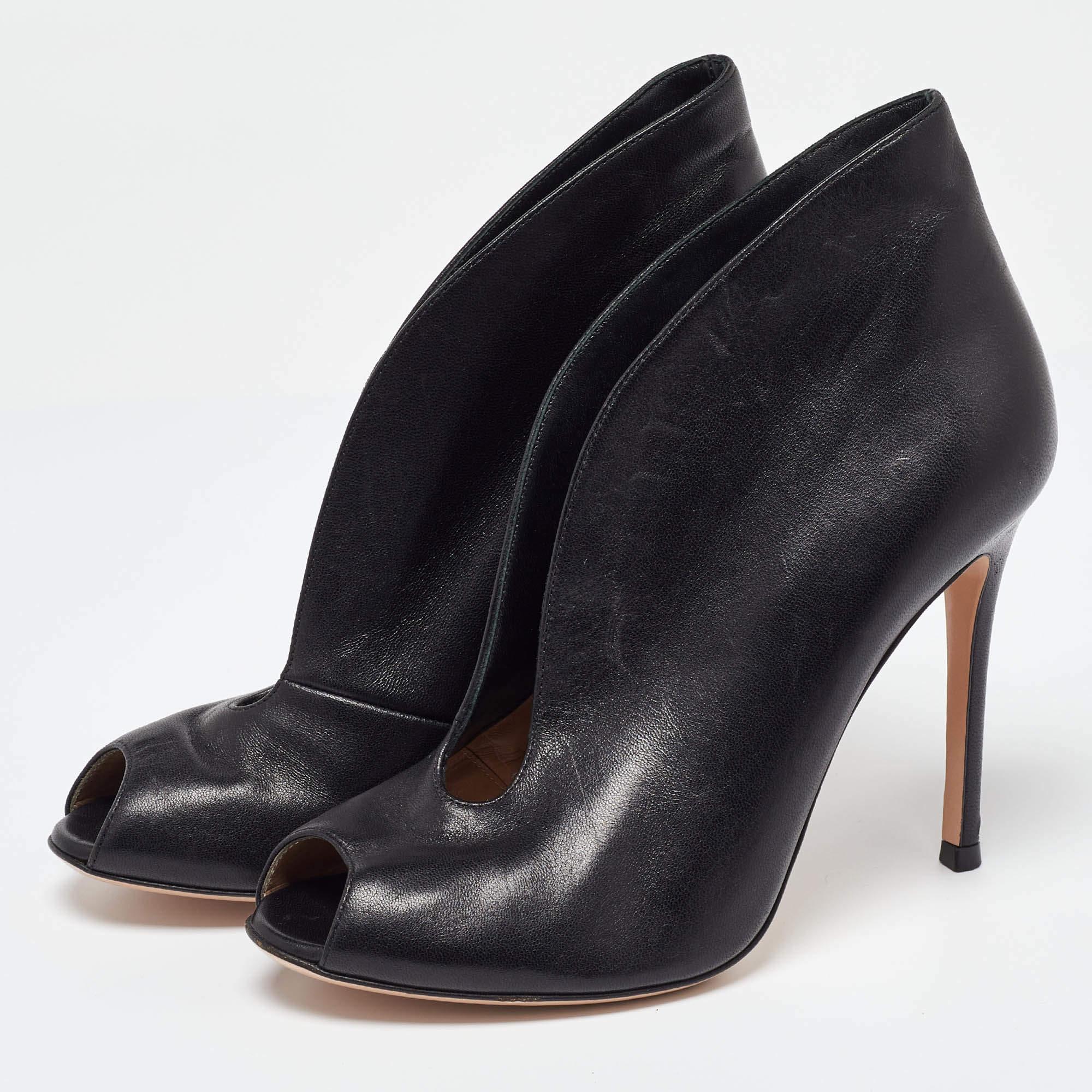 Genießen Sie die modischsten Tage mit diesen stylischen Booties. Modernes Design und Handwerkskunst sorgen dafür, dass Sie bequem und schick sind.