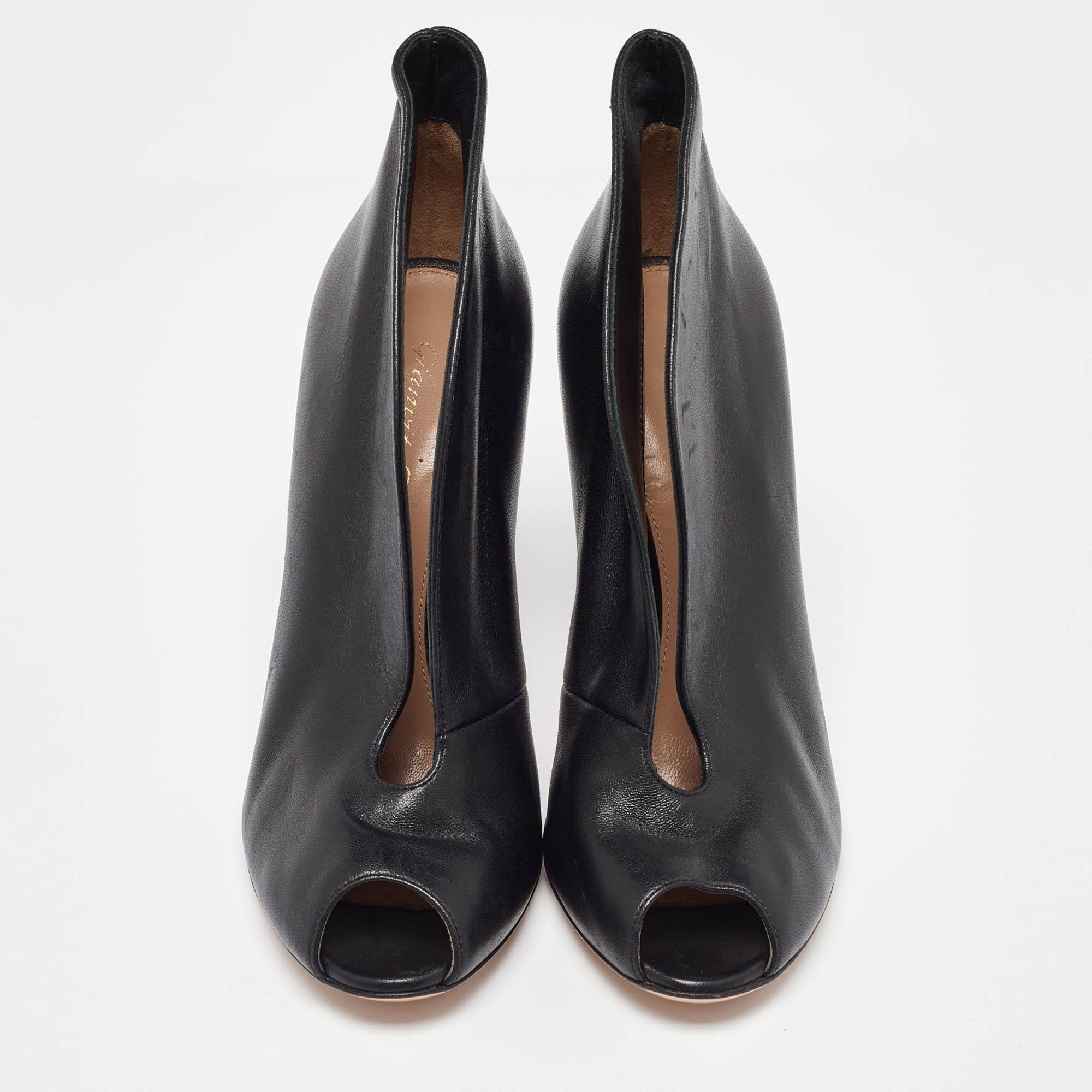 Gianvito Rossi Schwarz Leder Vamp Peep Toe Stiefeletten Größe 37.5 im Zustand „Gut“ im Angebot in Dubai, Al Qouz 2