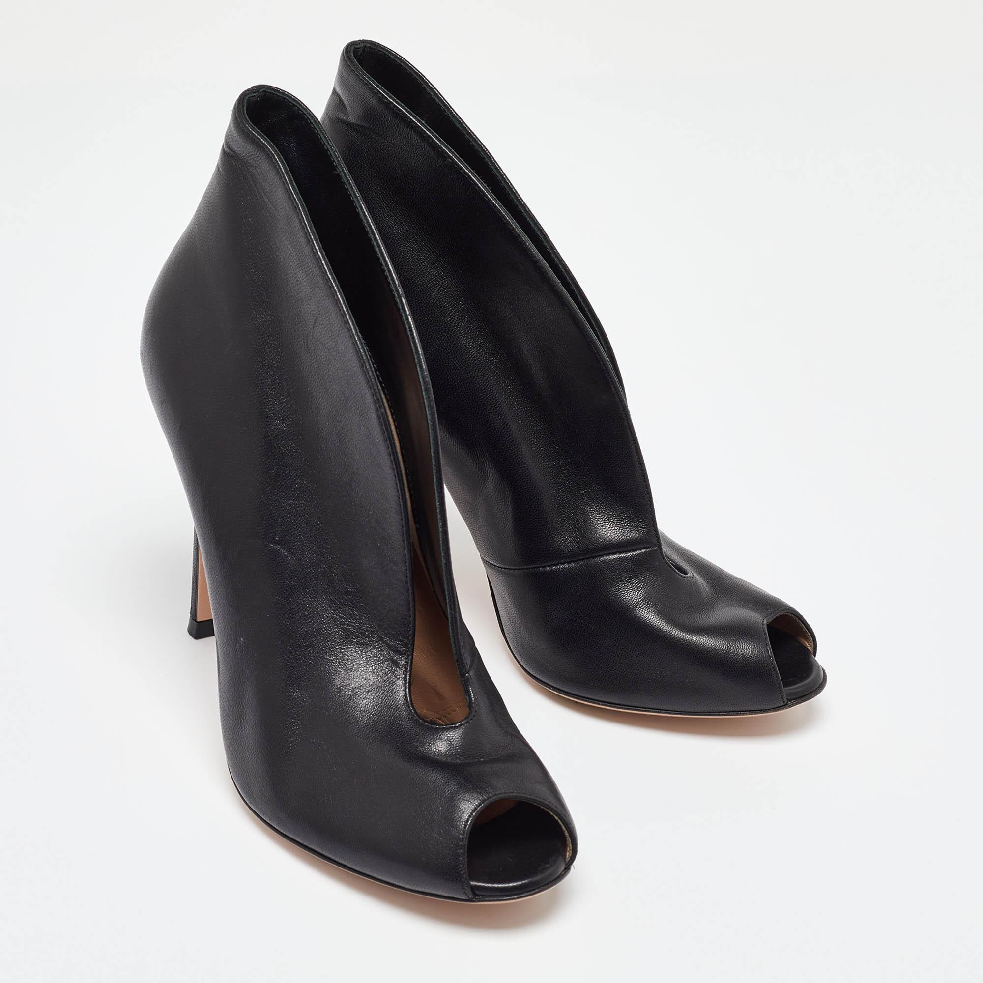Gianvito Rossi Schwarz Leder Vamp Peep Toe Stiefeletten Größe 37.5 Damen im Angebot