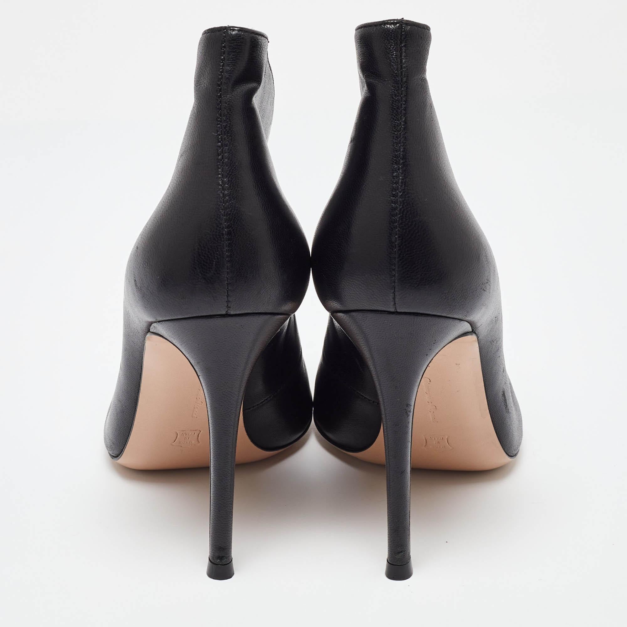 Gianvito Rossi Schwarz Leder Vamp Peep Toe Stiefeletten Größe 37.5 im Angebot 1