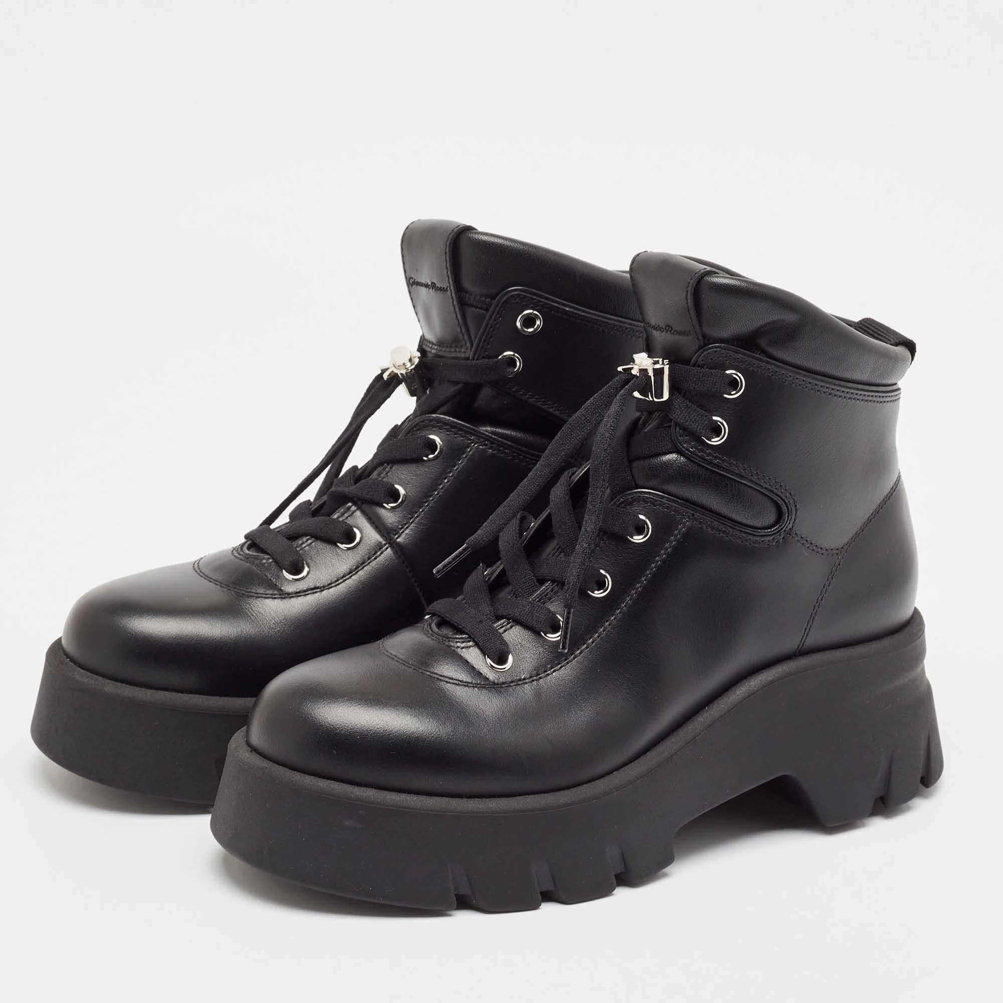 Gianvito Rossi è pronto a stupirti con questo splendido paio di stivali. Realizzate in pelle, sono dotate di lacci. Questo paio di stivali aumenterà il tuo fattore di stile.