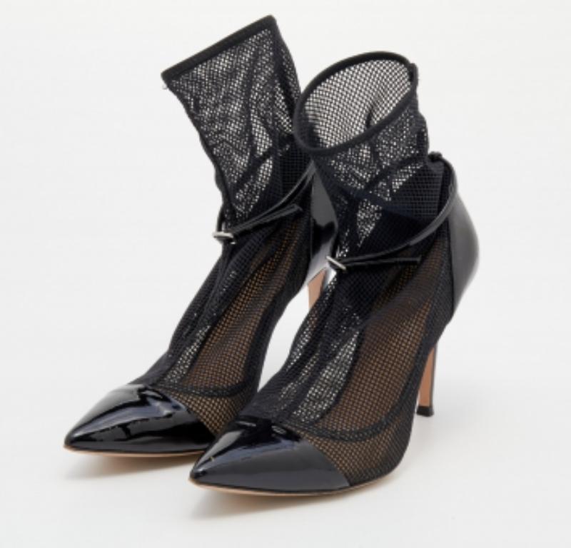 Diese glamourösen Booties von Gianvito Rossi sind superschick und einen Kauf wert! Sie wurden aus schwarzem Mesh und Lackleder gefertigt und sind mit spitzen Zehen und Schnallenriemen ausgestattet. Das einzigartige Paar ist mit bequemen