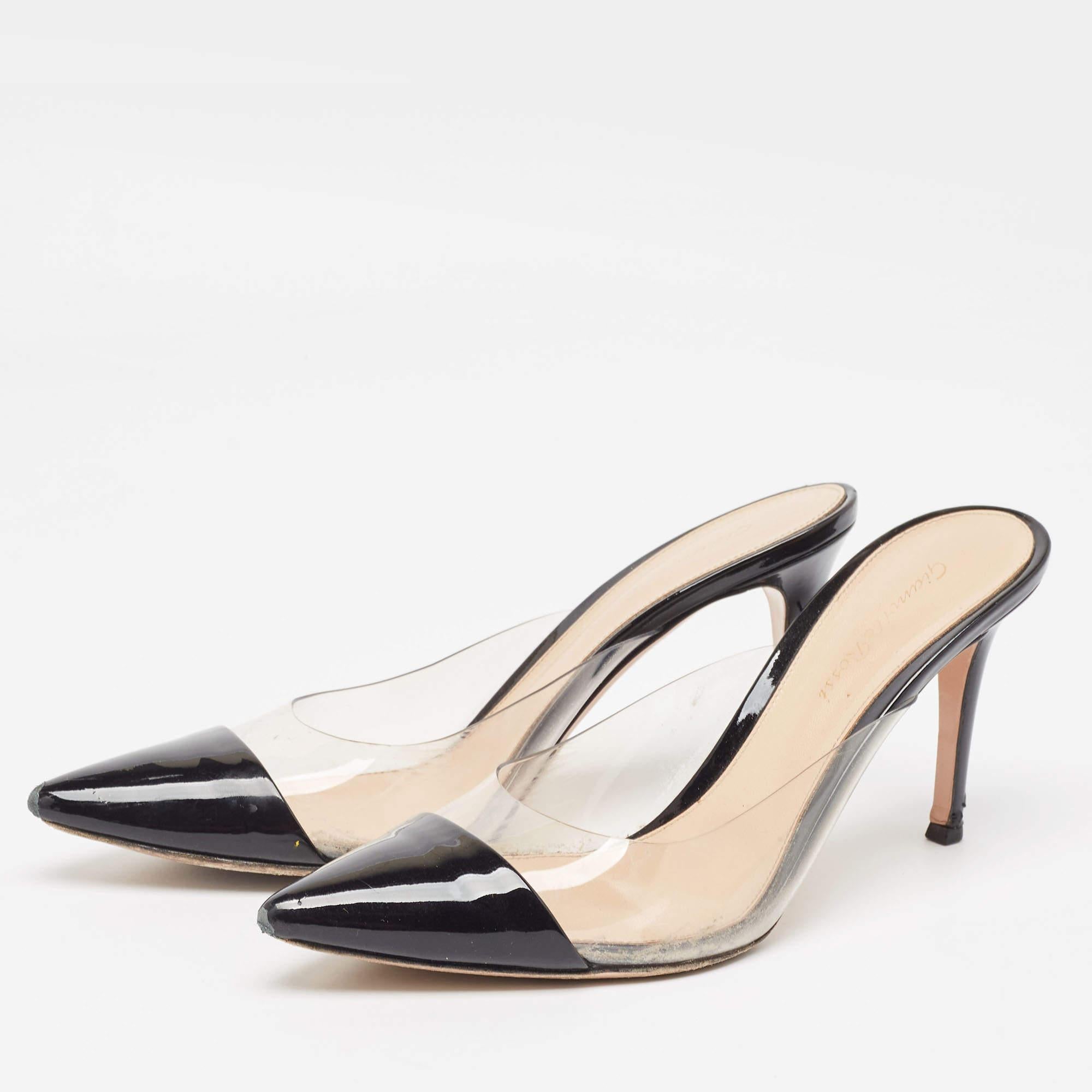 La tonalità nera di questo paio di mules di Gianvito Rossi lo rende piacevole e accattivante. Create in PVC e vernice, queste scarpe hanno un design articolato e sfoggiano punte appuntite. Il tacco di 8.5 cm di questo paio ti offrirà passi chic e