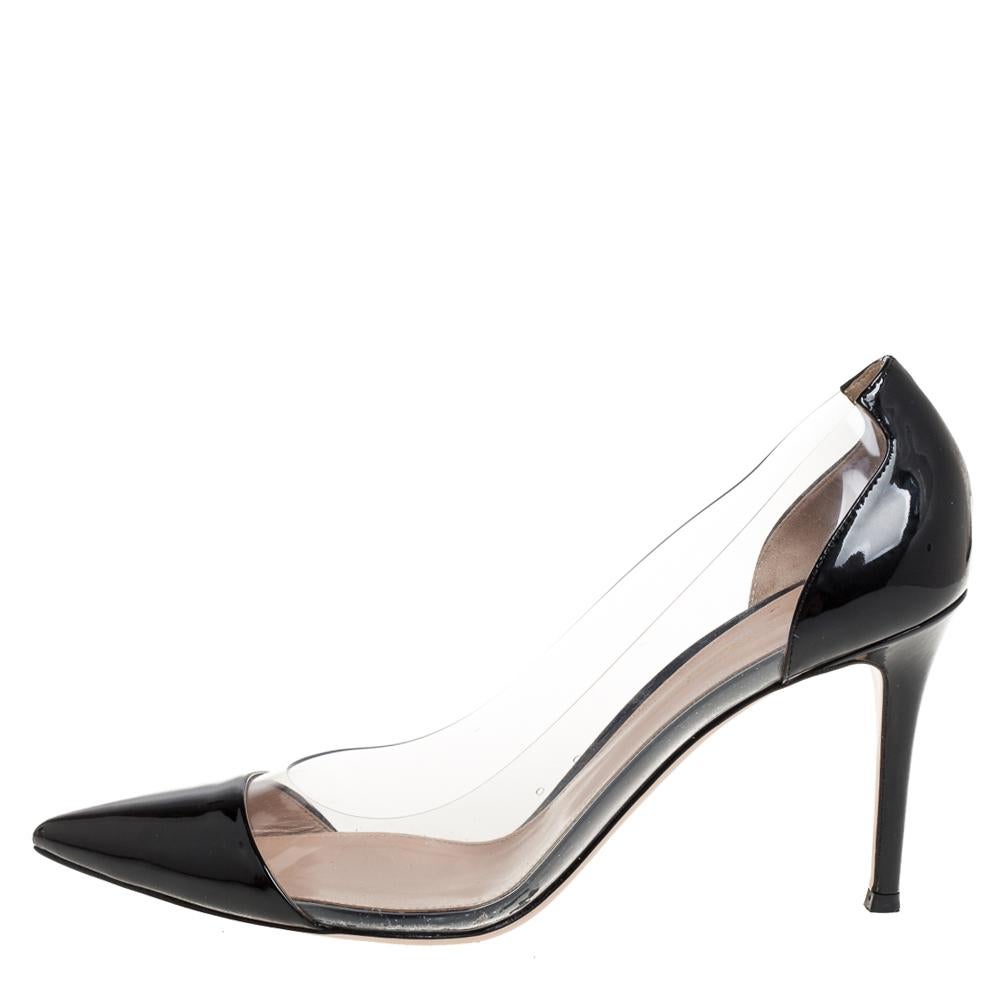 Resplendent and ravishing, these Plexi pumps from the Italian shoe label Gianvito Rossi are here to make you fall in love with them. Perfectly crafted from patent leather and PVC, these pumps feature an elegant silhouette. They flaunt pointed toes,