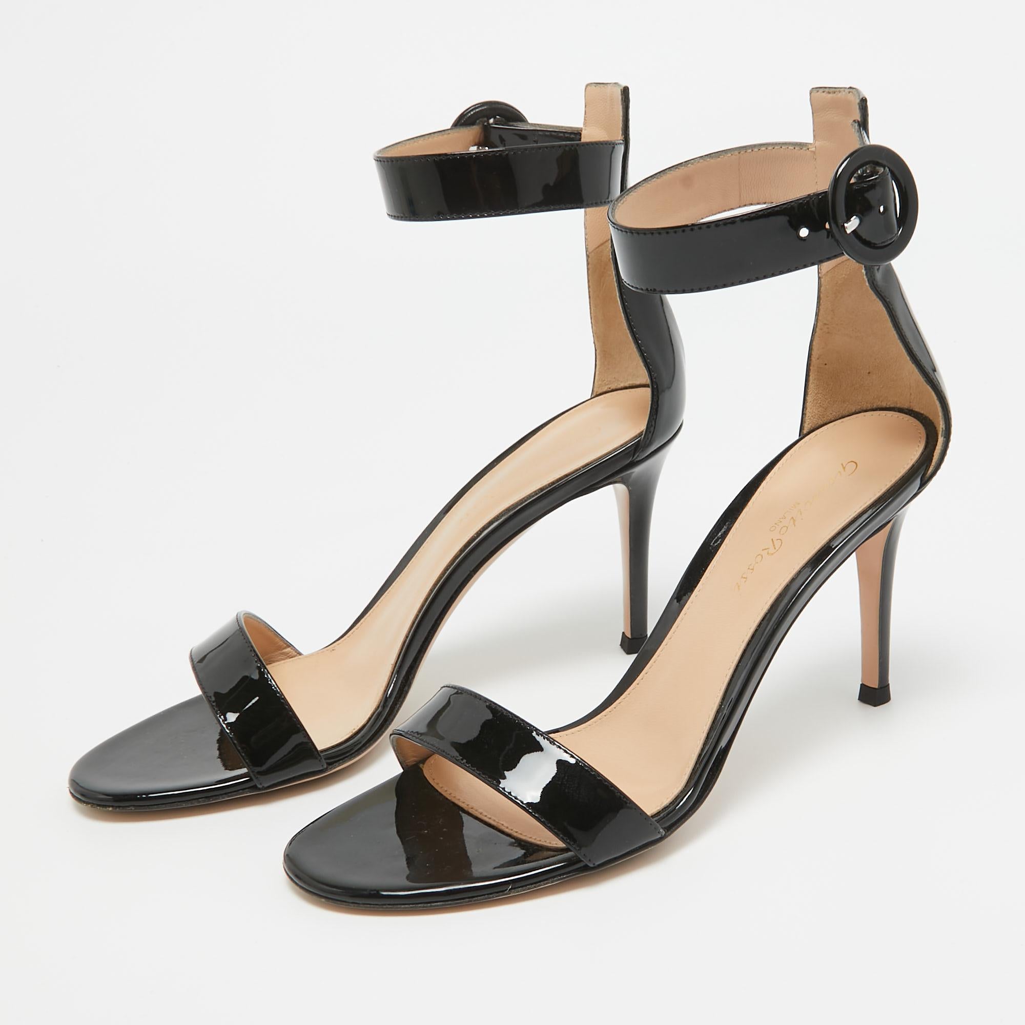 These sandals are chic and constructed with care for a great fit. Crafted from quality materials, they are durable, easy to style, and fabulous, with comfortable interiors, artful designing, and beautiful uppers.