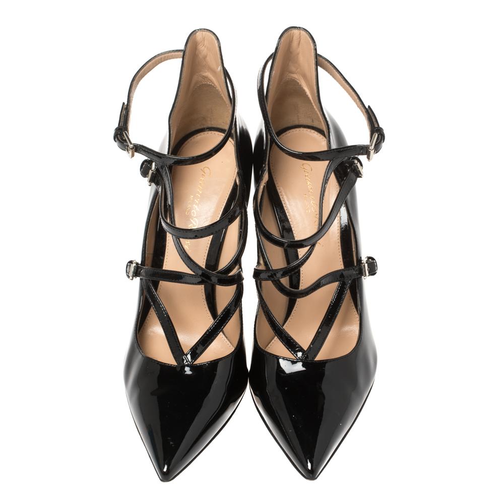 Estos zapatos de salón de Gianvito Rossi se caracterizan por su fino diseño y su exquisita elaboración. Fabricados en Italia, están hechos de charol y se presentan en un precioso tono negro. Tienen puntera en punta, tiras entrecruzadas, cierre de
