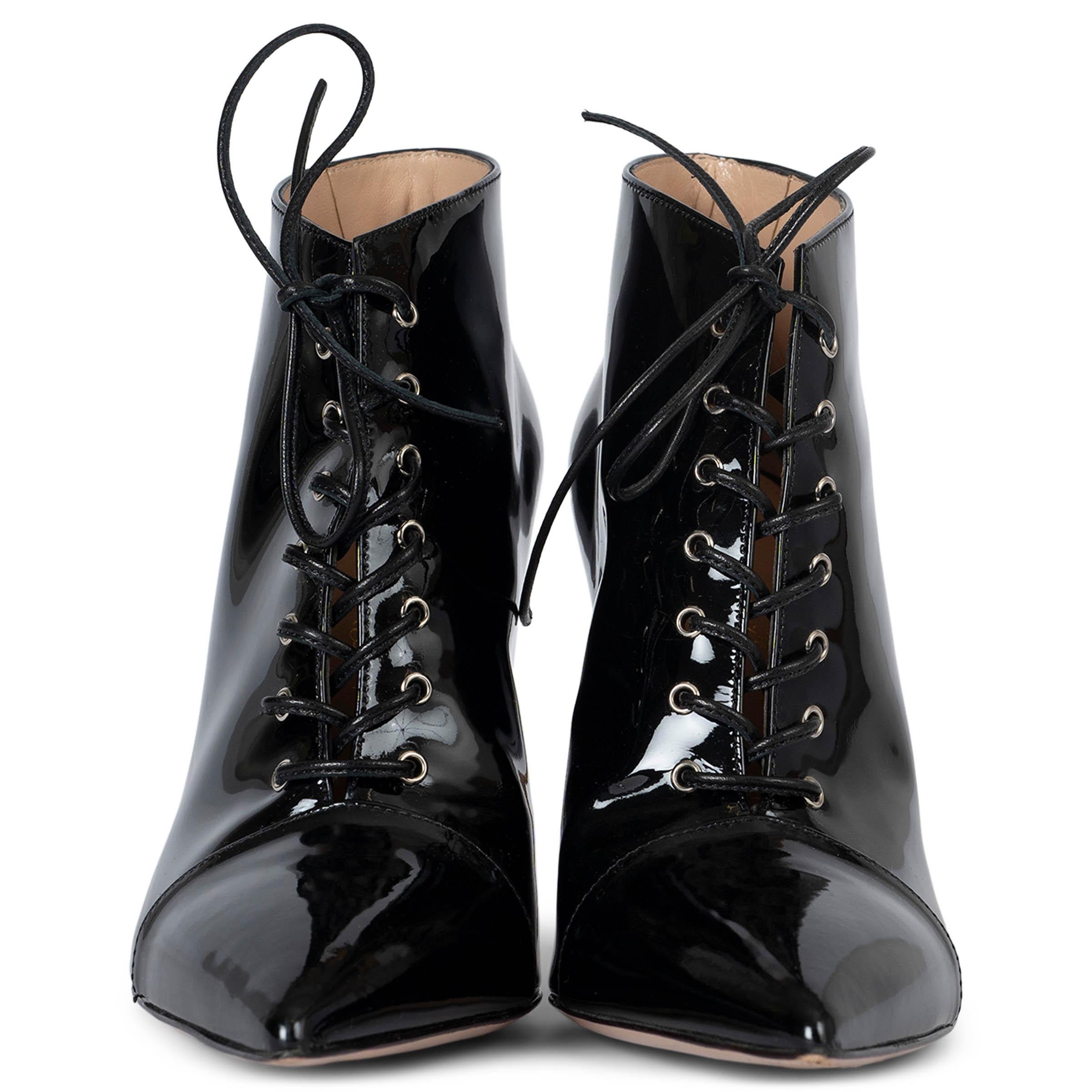 Eleva il tuo stile con gli stivali in vernice nera di Gianvito Rossi, autentici al 100%. Caratterizzati da un elegante design con lacci, punta a punta e finitura in vernice lucida, questi audaci stivaletti sono perfetti da indossare dal giorno alla