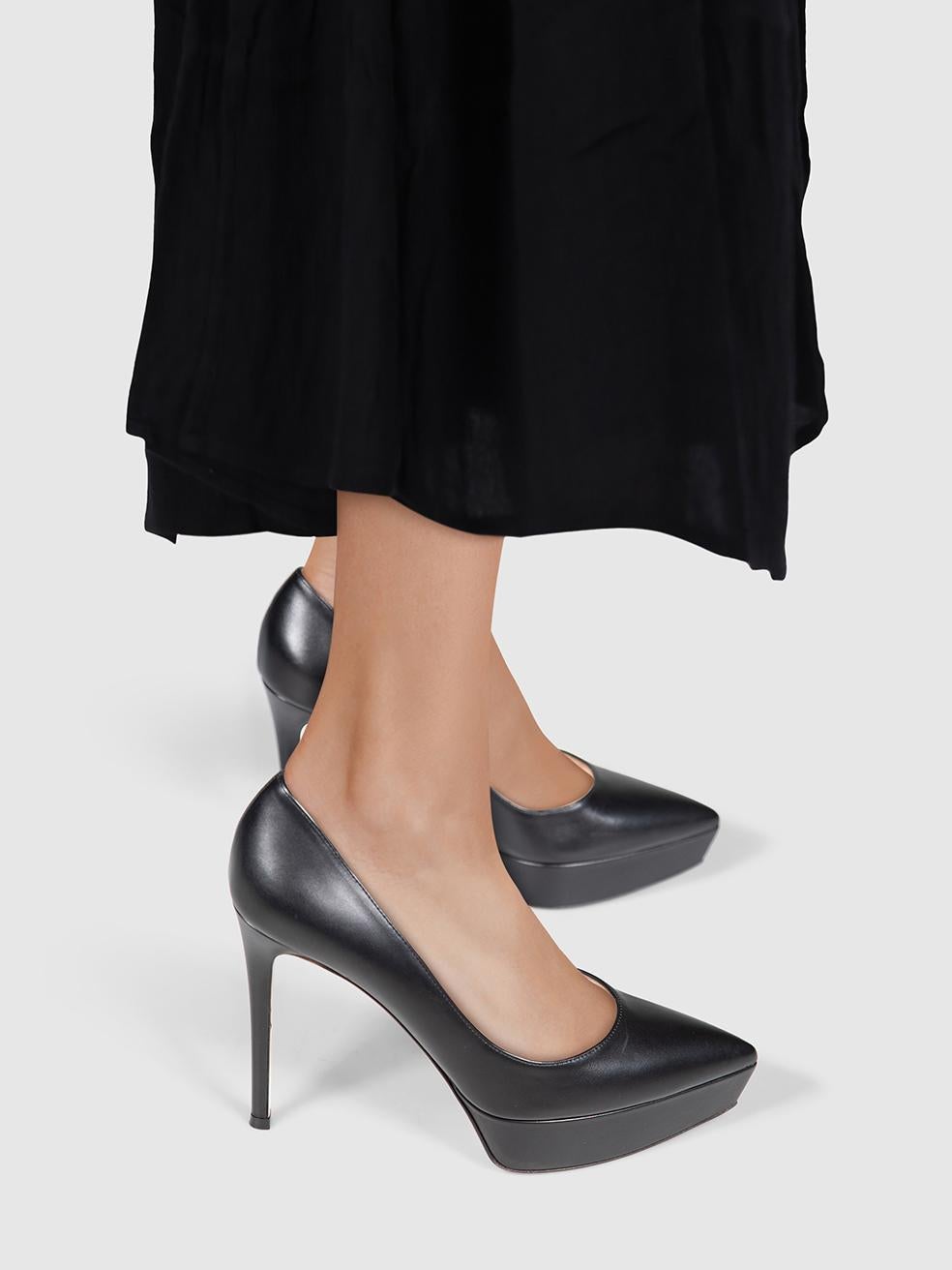 L'ÉTAT est très bon. L'usure des talons est minime. Usure minimale de l'extérieur en cuir avec de légères rayures sur l'ensemble de la surface de cet article de revente de designer Gianvito Rossi d'occasion.
 

 

 

 Détails
 

 

 Noir
 

 Cuir
