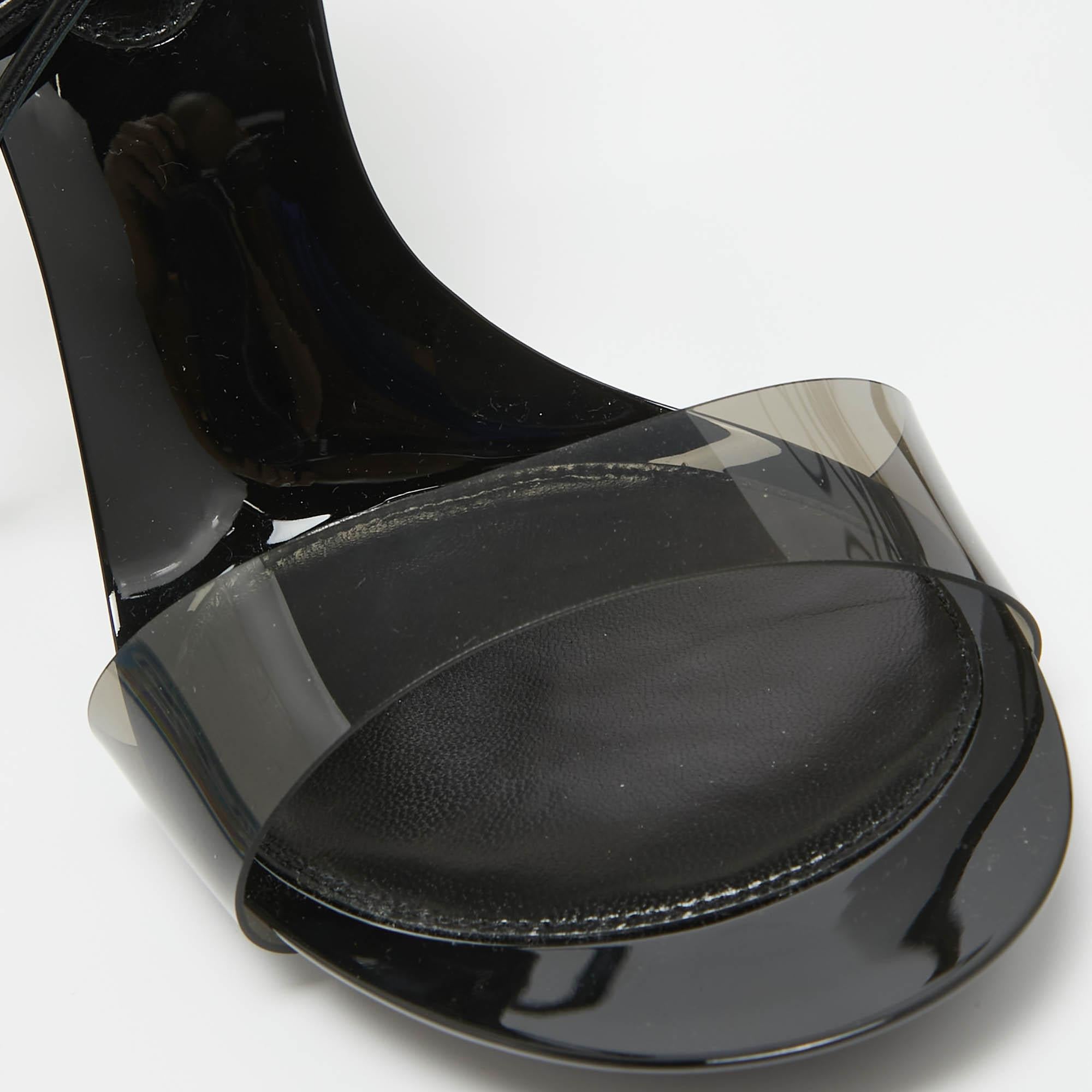 Gianvito Rossi Black PVC and Leather Spice Sandals Size 38 In Excellent Condition For Sale In Dubai, Al Qouz 2