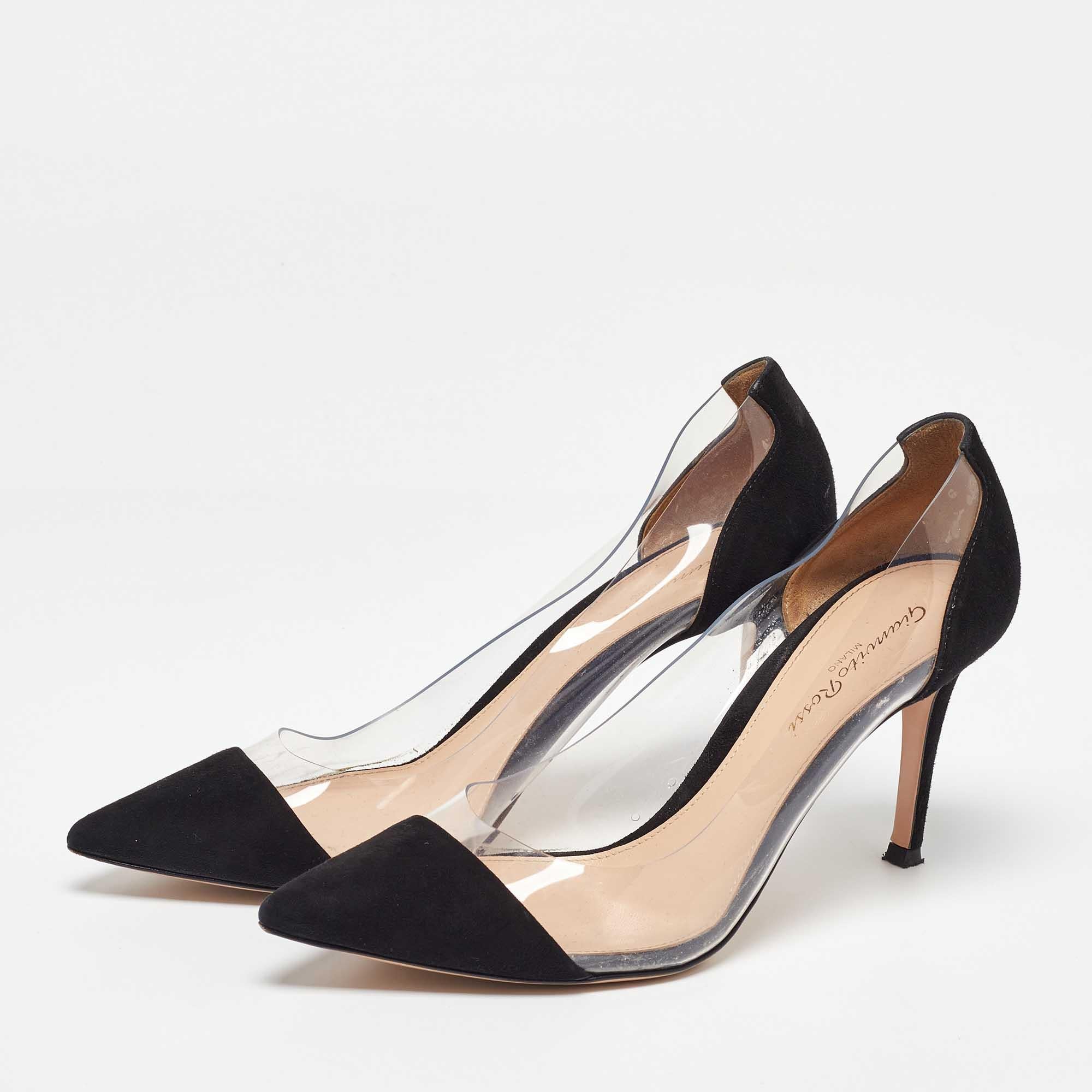 La teinte noire de cette paire d'escarpins Gianvito Rossi lui confère une allure agréable et élégante. Fabriqué en PVC et en daim  Ces chaussures au design unique sont dotées d'un bout pointu. Les talons de 8,5 cm de cette paire vous permettront de