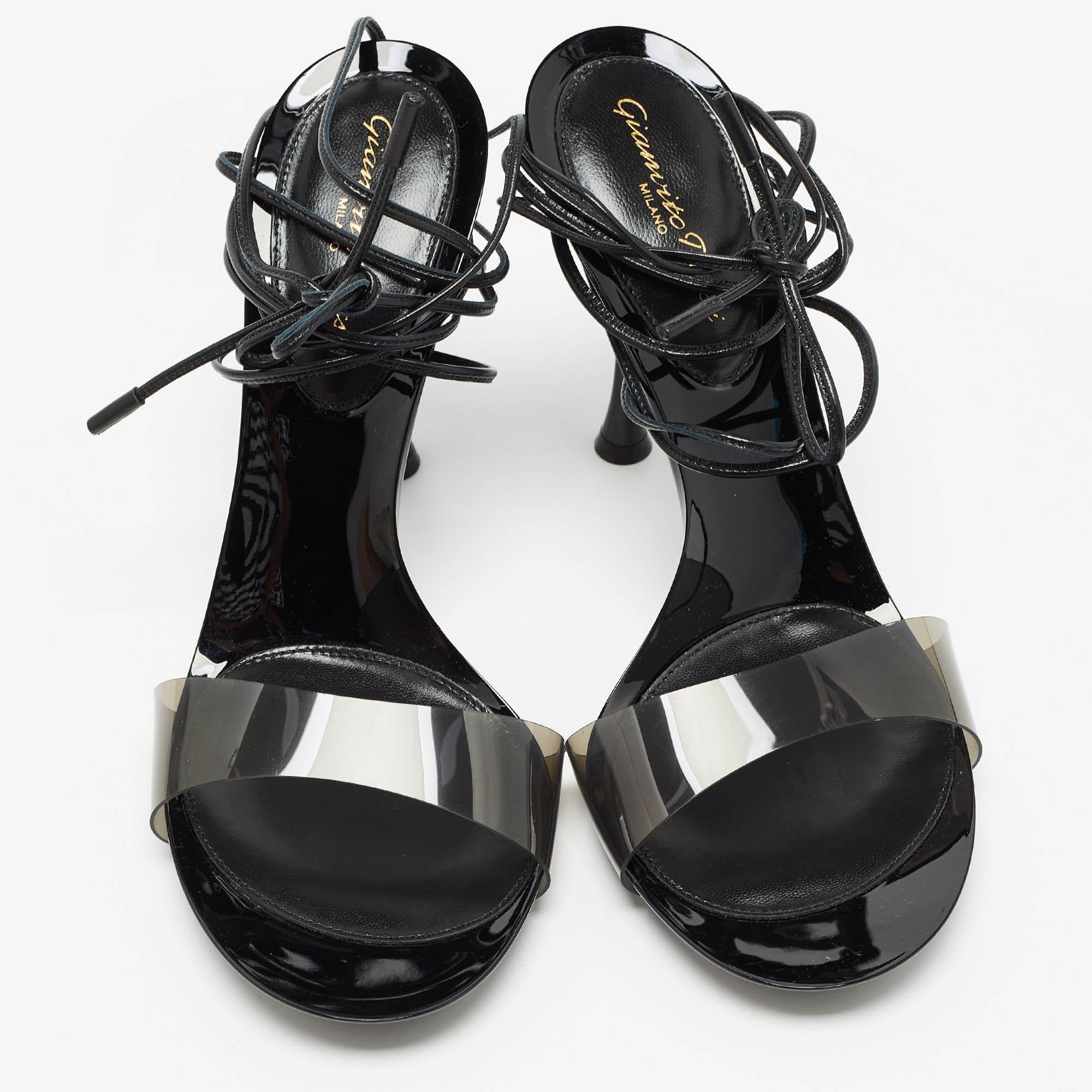 Conçues par Gianvito Rossi, ces sandales exquises associent harmonieusement le PVC transparent et le cuir souple, créant ainsi un contraste séduisant. Les délicats liens à la cheville ajoutent une touche de féminité, tandis que le design épuré