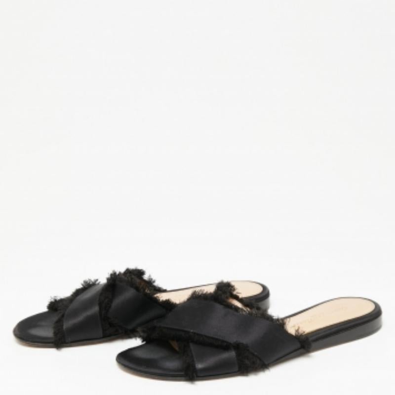 Apportez confort et luxe à votre garde-robe avec ces diapositives plates Barth de Gianvito Rossi. Confectionnées en satin noir, elles présentent une bride croisée sur le dessus et un style à enfiler. Ces diapositives sont une paire très confortable