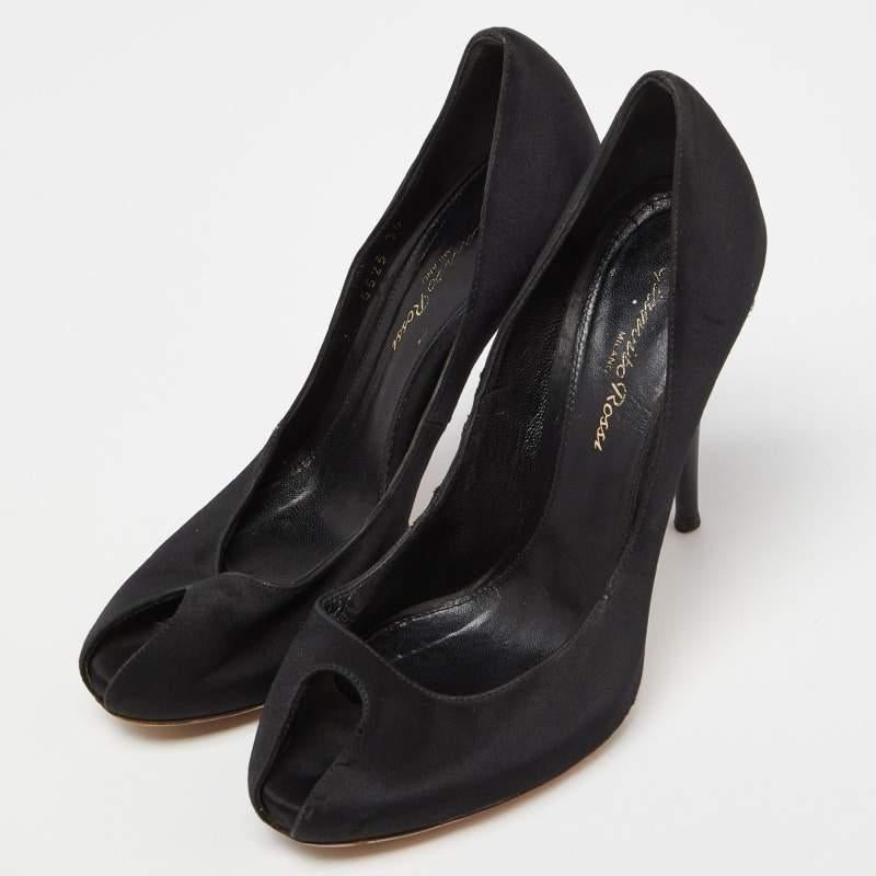 Fate una dichiarazione di stile chic con queste décolleté di design. Presentano tacchi robusti e suole resistenti, perfetti per le tue uscite alla moda.
