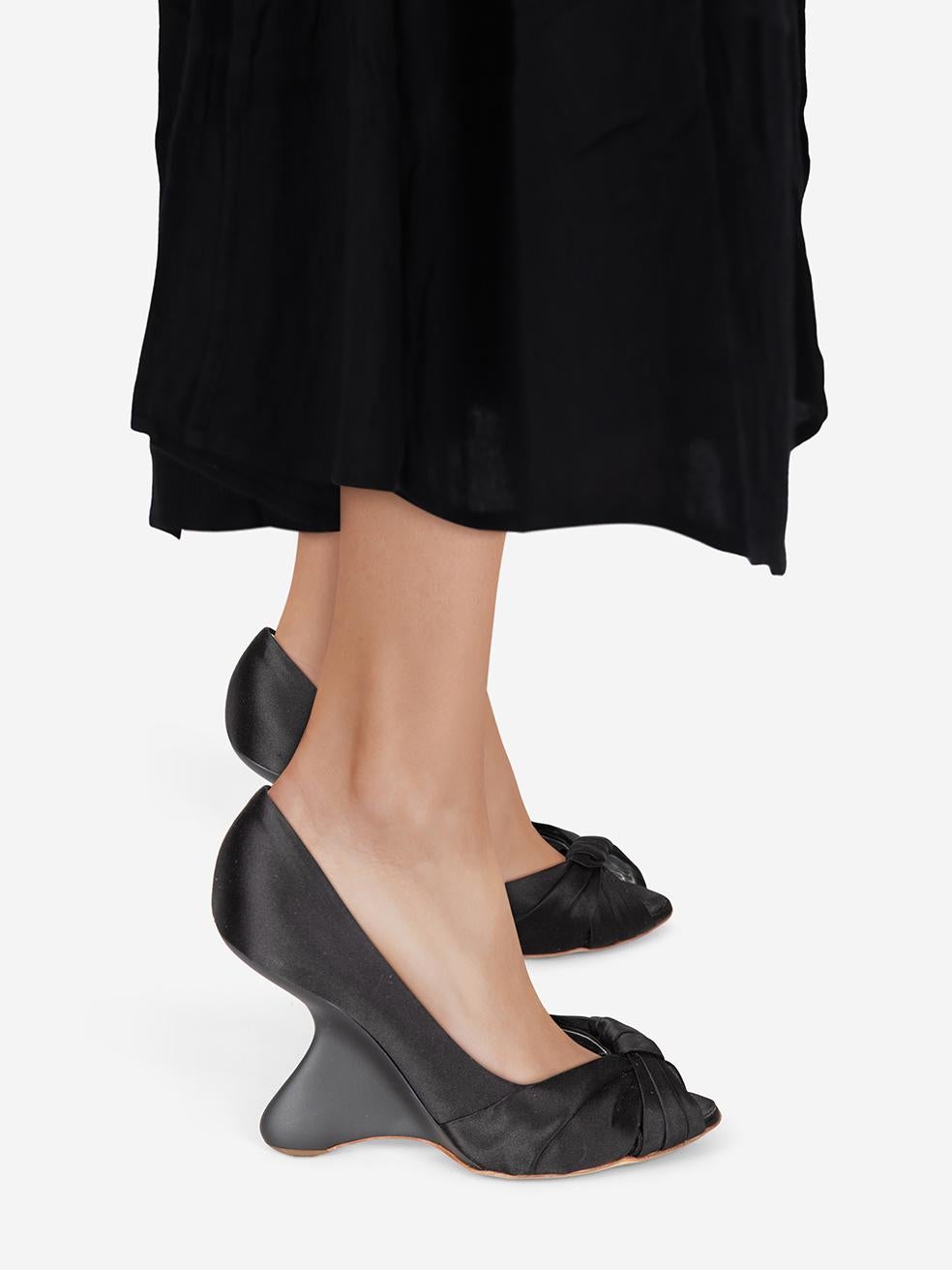 L'ÉTAT est très bon. L'usure des chaussures est minime. Abrasion sur les deux talons. Décoloration sur les deux dans les semelles sur ce Gianvito Rossi designer utilisé article de revente. Cette paire de chaussures est livrée dans son sac à