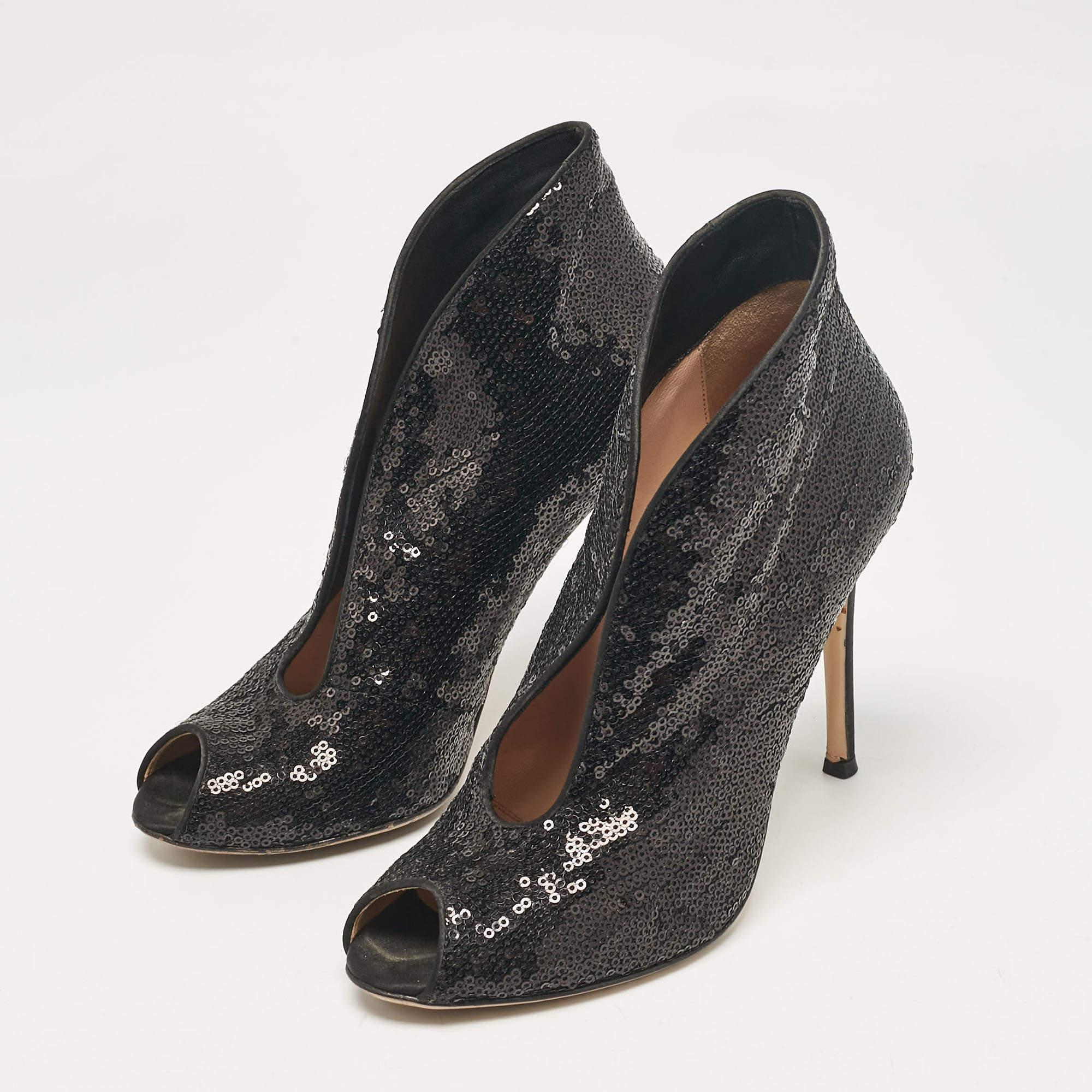 Ces bottines Gianvito Rossi vous permettront d'affirmer votre style. Elles sont ornées de paillettes à l'extérieur et sont dotées d'une empeigne ajourée et de talons de 10 cm.