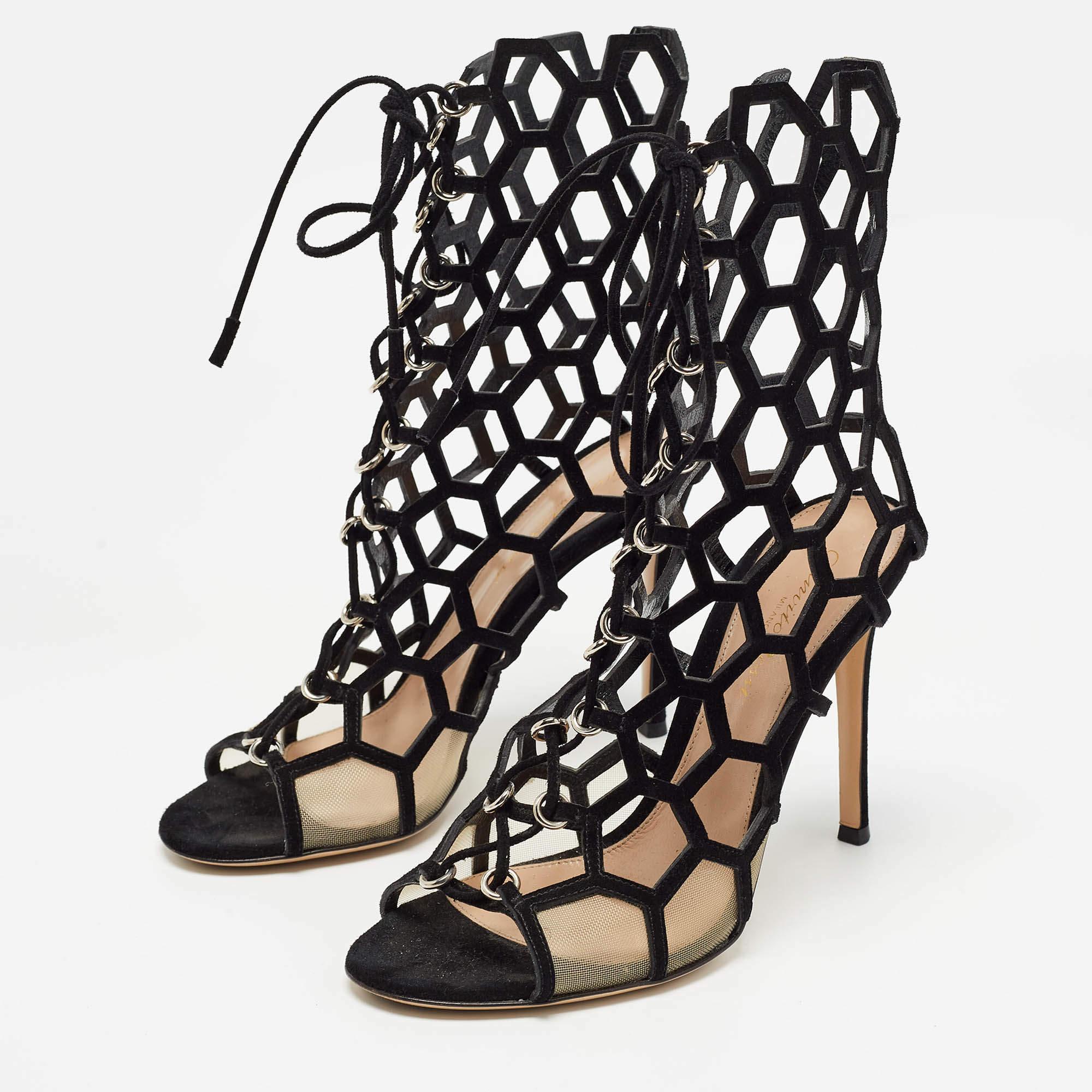 Questi sandali incarnano il perfetto connubio tra uno stile tagliente e uno senza tempo. Realizzate con materiali di qualità, queste scarpe ti offriranno l'altezza perfetta per un look sofisticato.