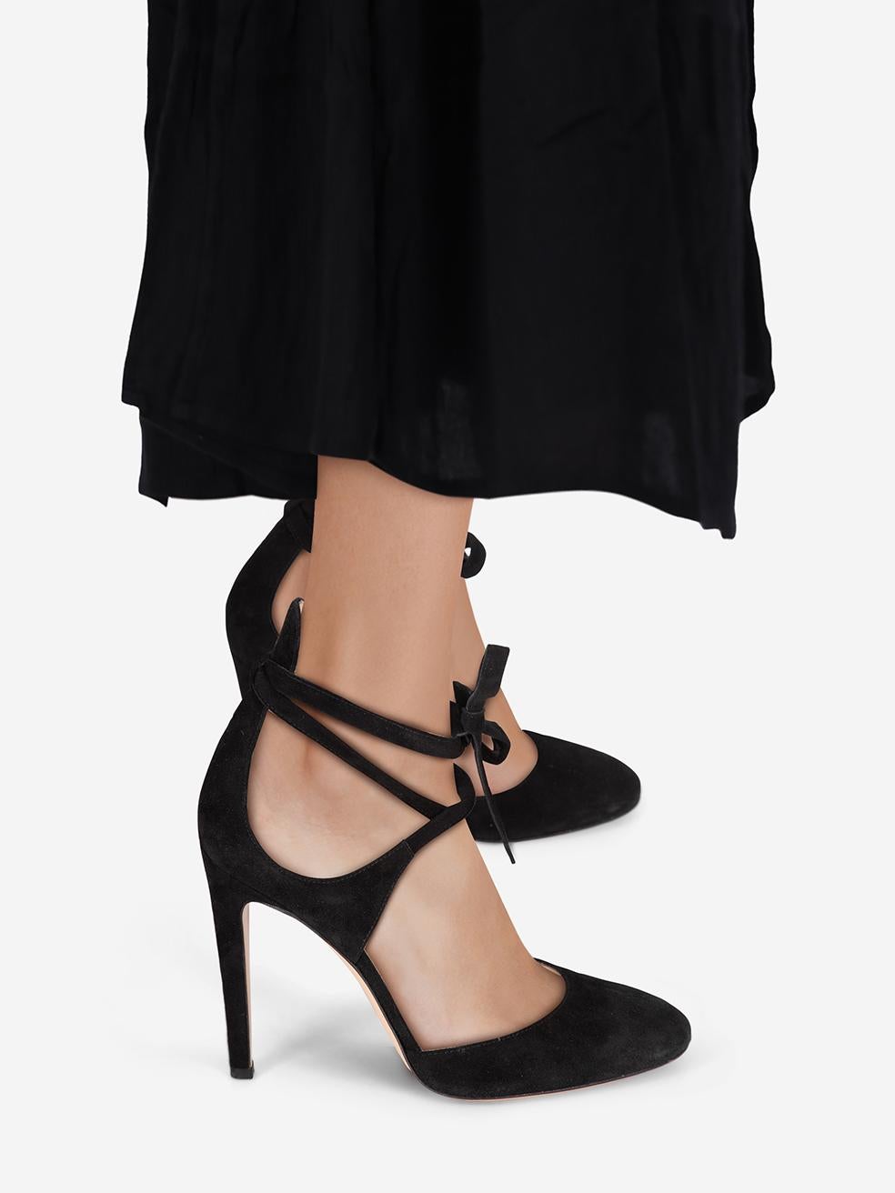 L'ÉTAT est très bon. L'usure des talons est minime. Abrasion à la boîte à orteils, au contrefort et au talon sur les deux chaussures de cet article de revente de designer Gianvito Rossi d'occasion. Cette paire de chaussures est livrée dans son sac à