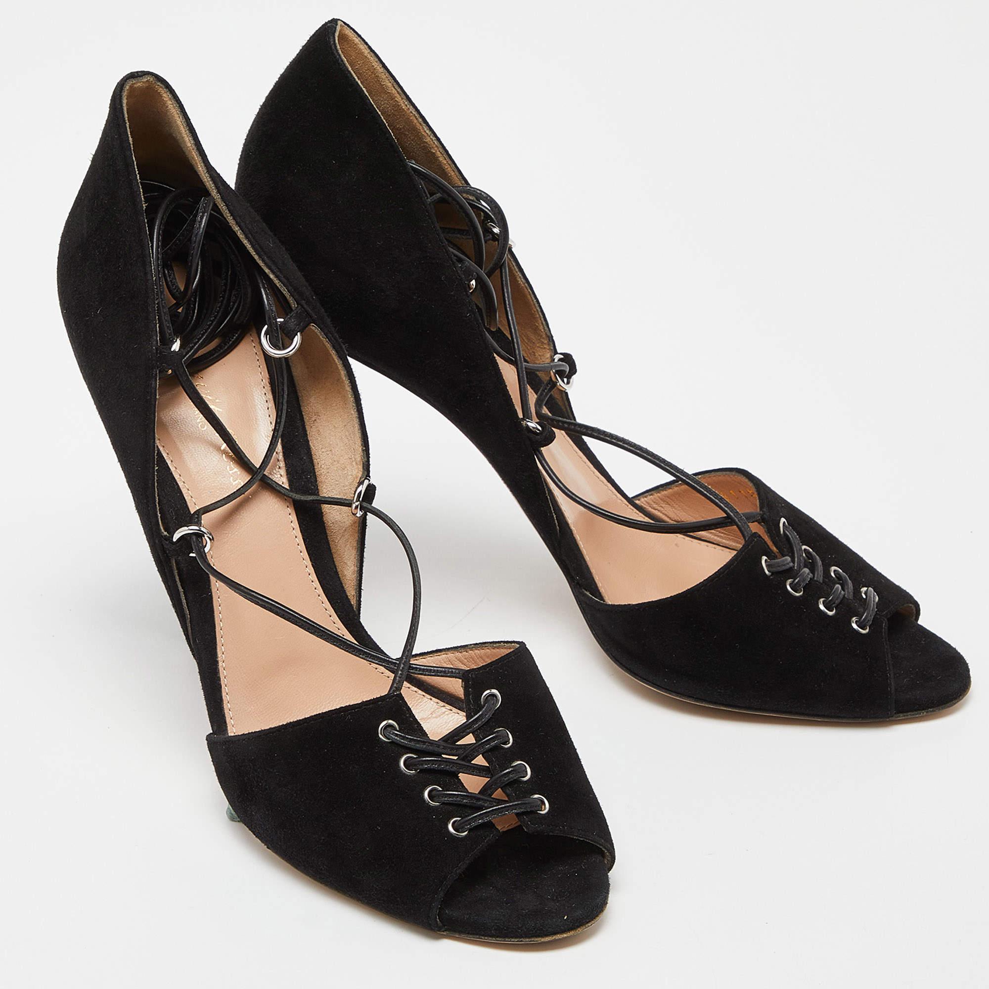 Gianvito Rossi Sandales en daim noir à nouer à la cheville Taille 40 Bon état - En vente à Dubai, Al Qouz 2