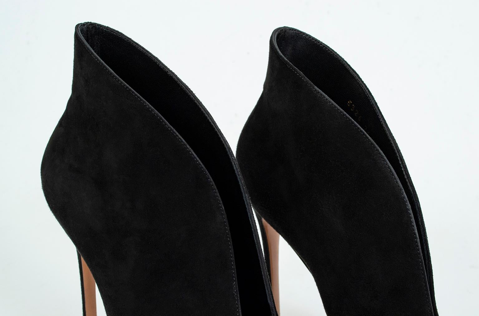 Gianvito Rossi Black Suede Collared Décolleté Peep Toe Bootie – It 39, 2012 In Good Condition For Sale In Tucson, AZ