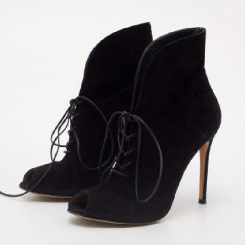 Marchez avec style et élégance dans ces bottines. Ils sont créés à partir de matériaux de qualité et présentent un style élégant. Associez-les à vos mini-robes et à vos vêtements en jean.