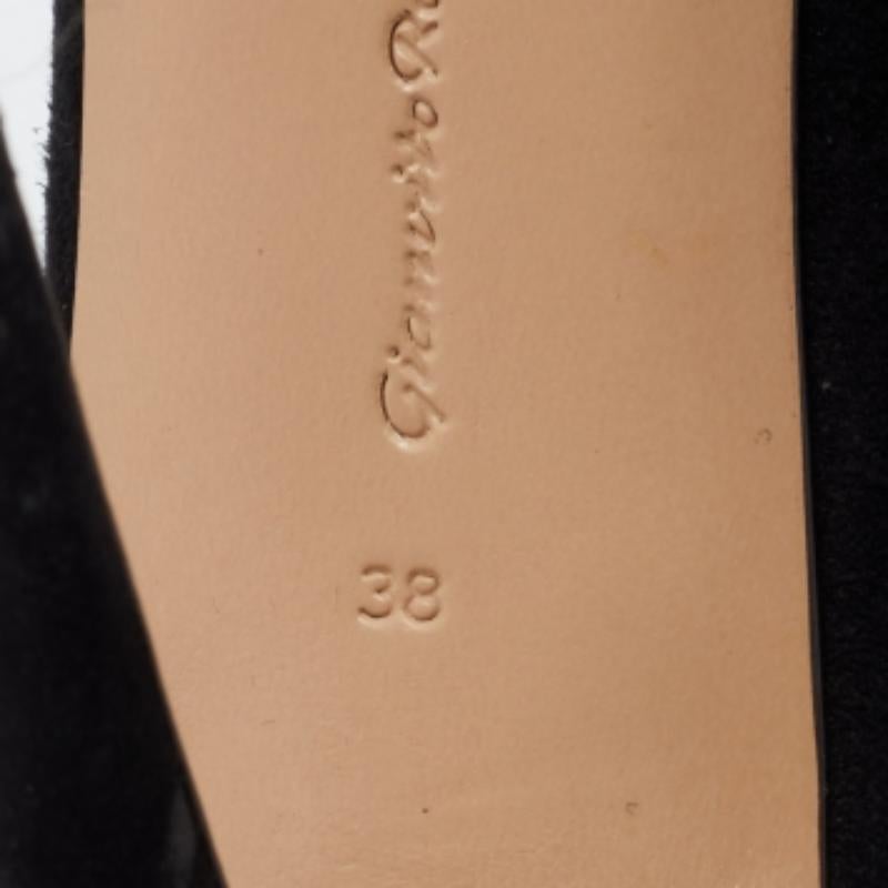 Gianvito Rossi Bottines en daim noir Taille 38 en vente 2