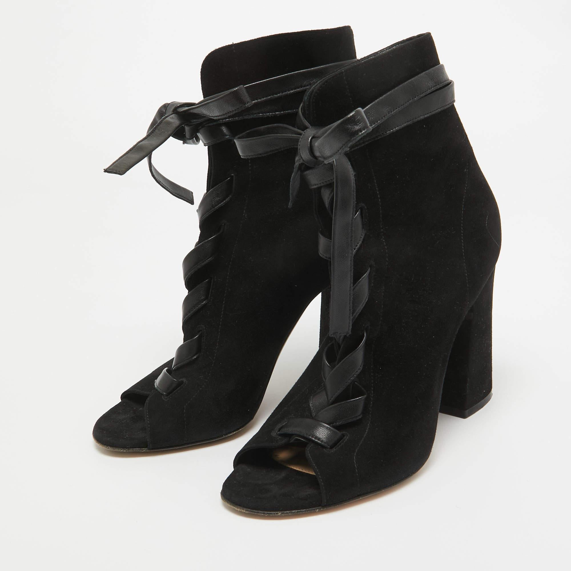 Give your outfit a chic update with this pair of Gianvito Rossi ankle boots. The creation is sewn perfectly using suede and added with leather ties and block heels. Make a statement in these