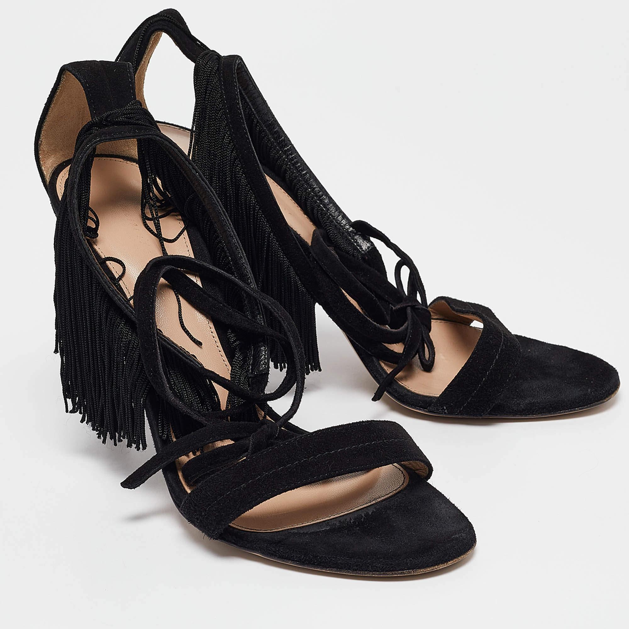 Gianvito Rossi Sandali con cinturino alla caviglia Olivia in pelle scamosciata nera misura 40 In condizioni buone in vendita a Dubai, Al Qouz 2