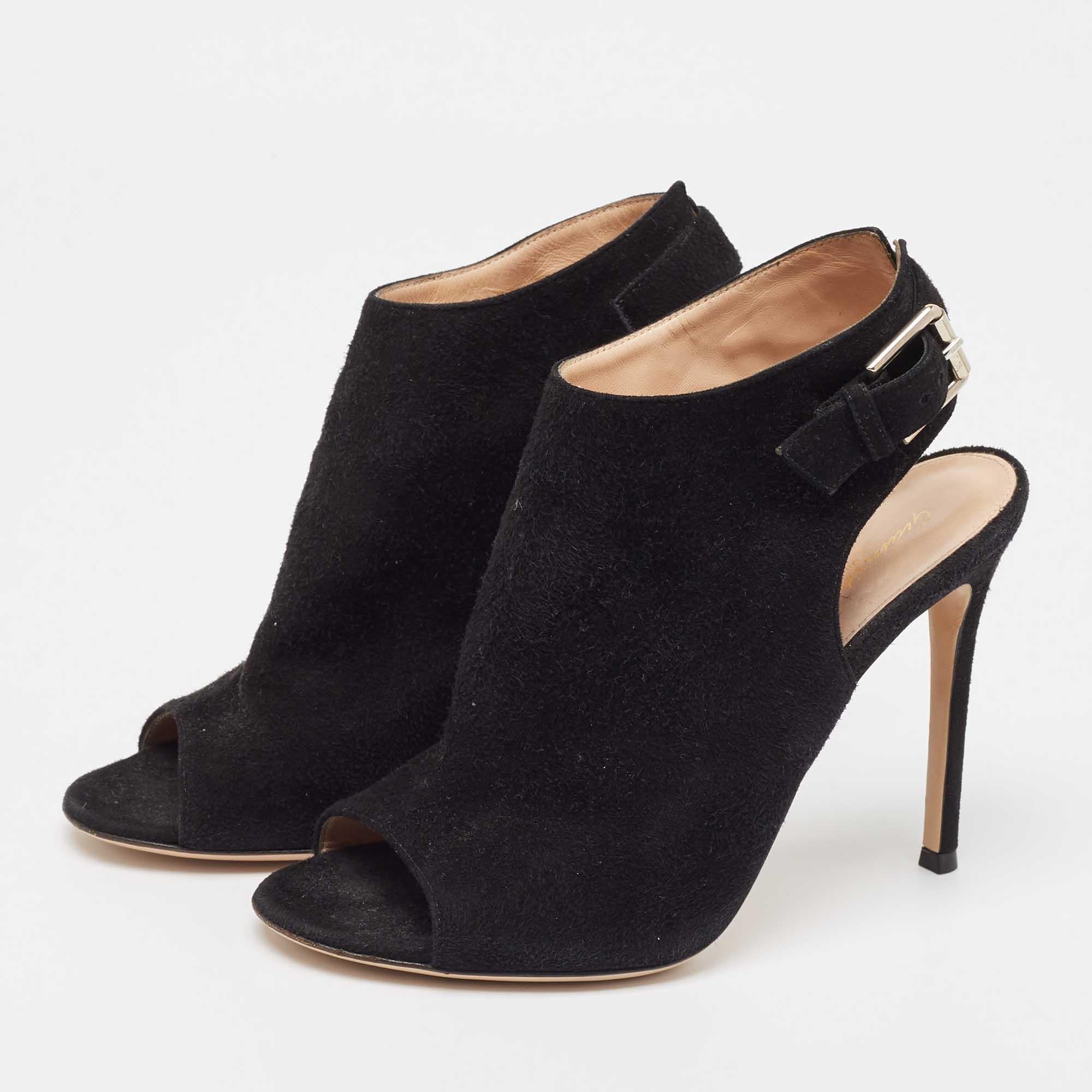 Ces sandales incarnent le mélange parfait de style audacieux et intemporel. Fabriquées à partir de matériaux de qualité, ces chaussures vous offriront la hauteur parfaite pour un look sophistiqué.