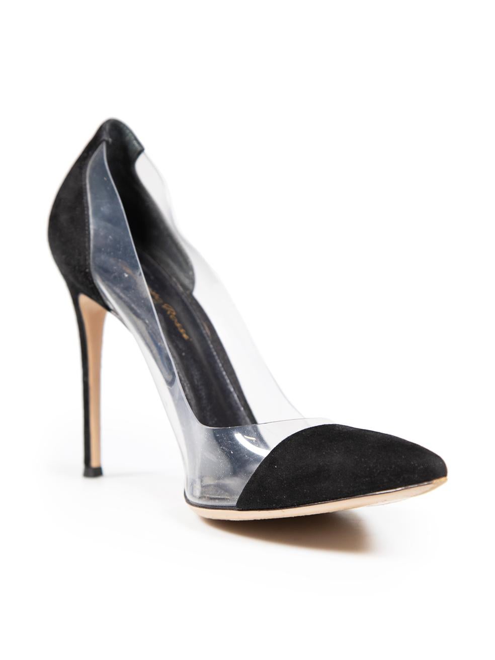 L'ÉTAT est bon. Les talons présentent une légère usure. Légers signes d'usure avec décoloration et abrasion sur les deux talons, avec une usure supplémentaire à l'arrière du talon gauche et des rayures sur le PVC. Le PVC s'est déformé sur le talon