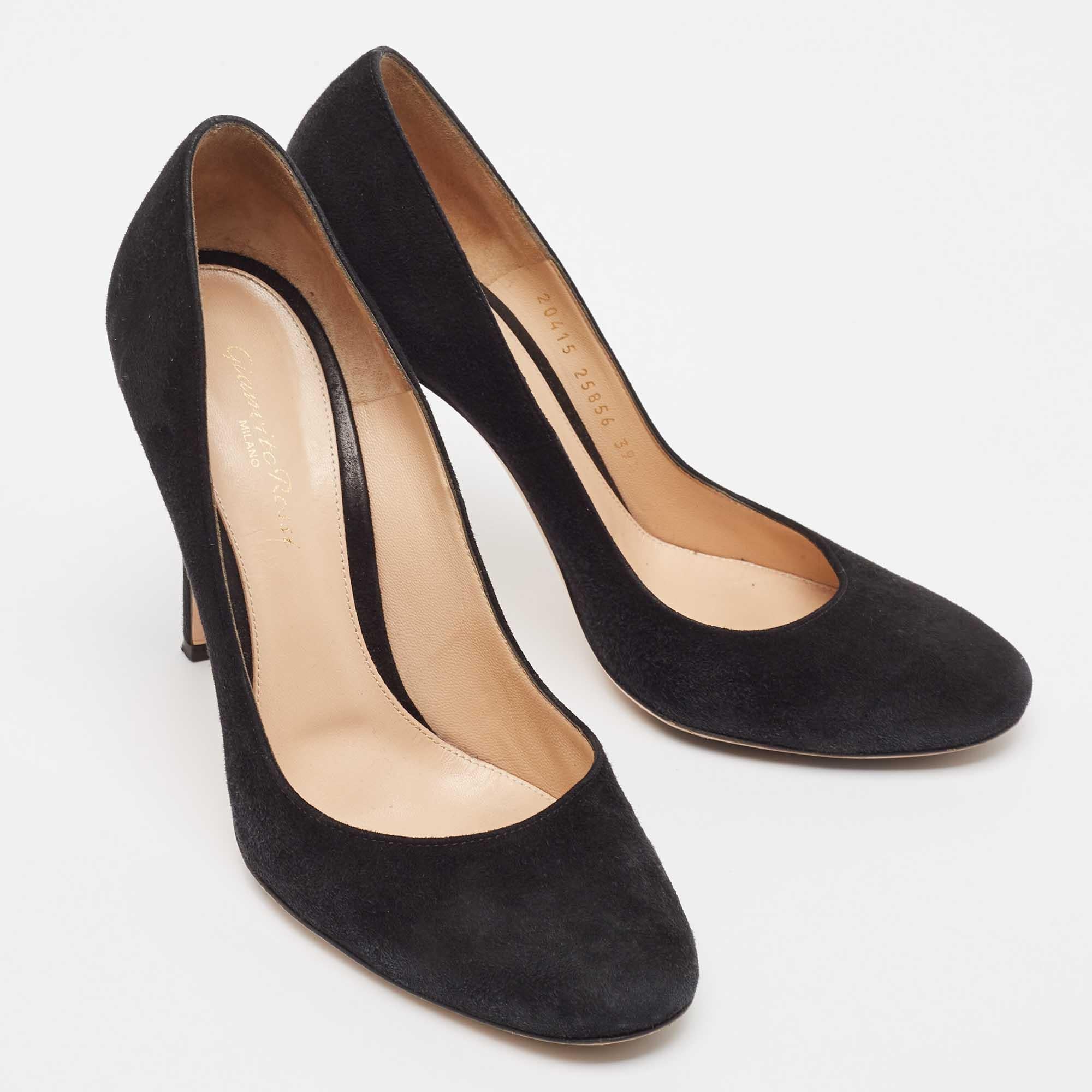 Gianvito Rossi Escarpins Roma en daim noir Taille 39.5 Bon état - En vente à Dubai, Al Qouz 2
