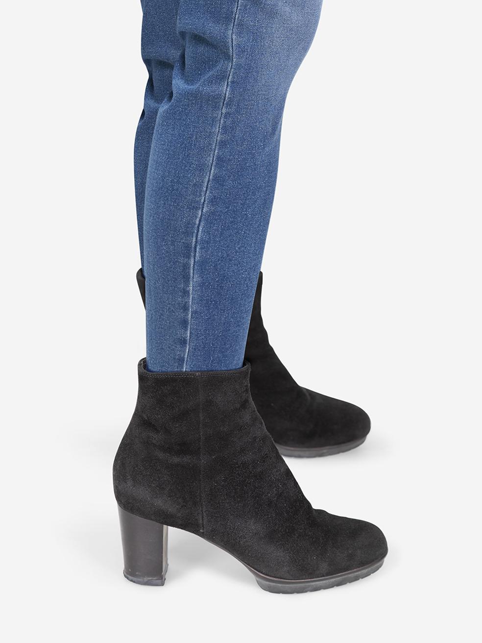 L'ÉTAT est très bon. L'usure des bottes est minime. Abrasion sur la boîte à orteils, le contrefort, le talon et les deux côtés des deux chaussures sur cet article de revente Gianvito Rossi designer d'occasion.
 

 Détails
 

 

 Noir
 

 Suède
 

