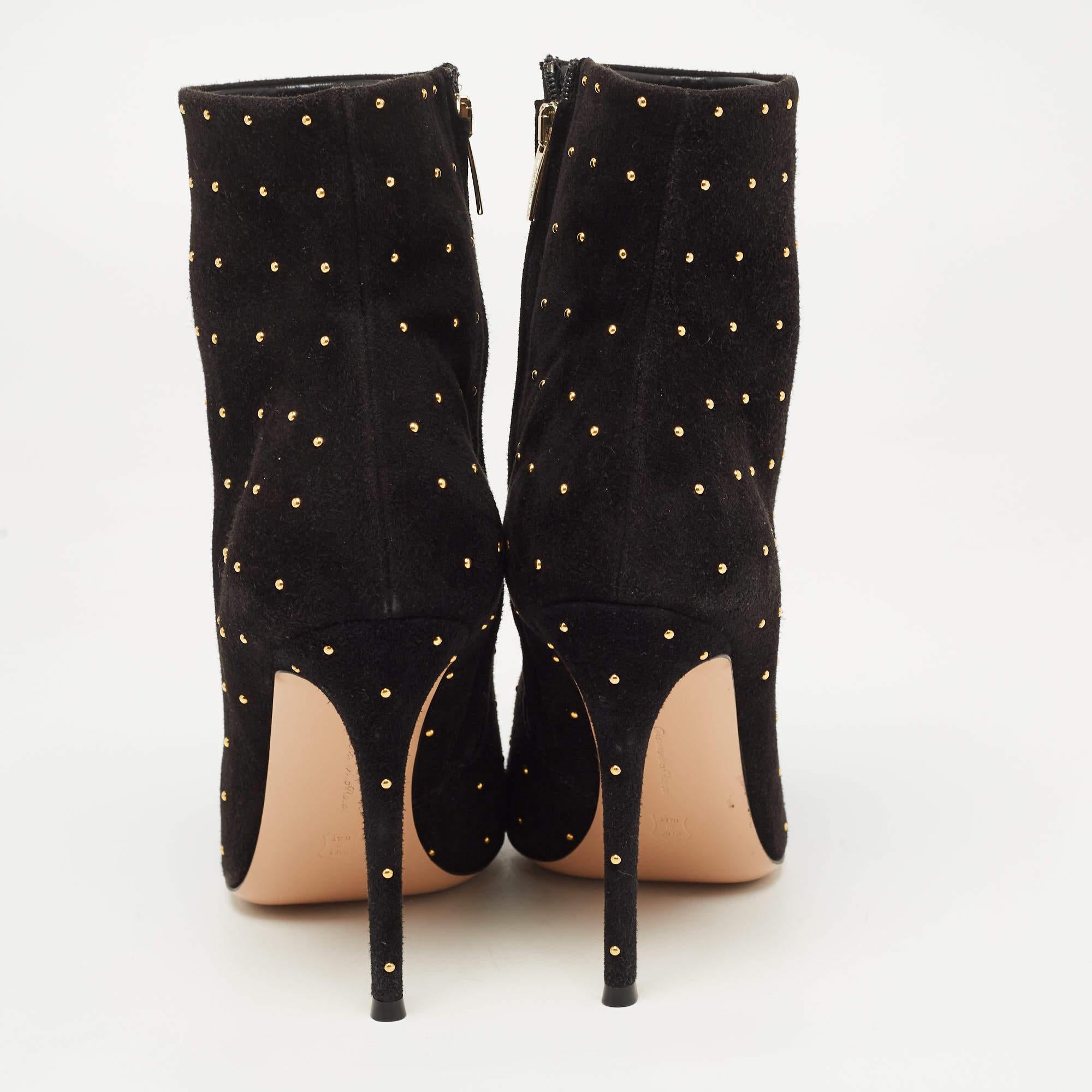 Gianvito Rossi - Bottines cloutées en daim noir - Taille 41 Bon état - En vente à Dubai, Al Qouz 2