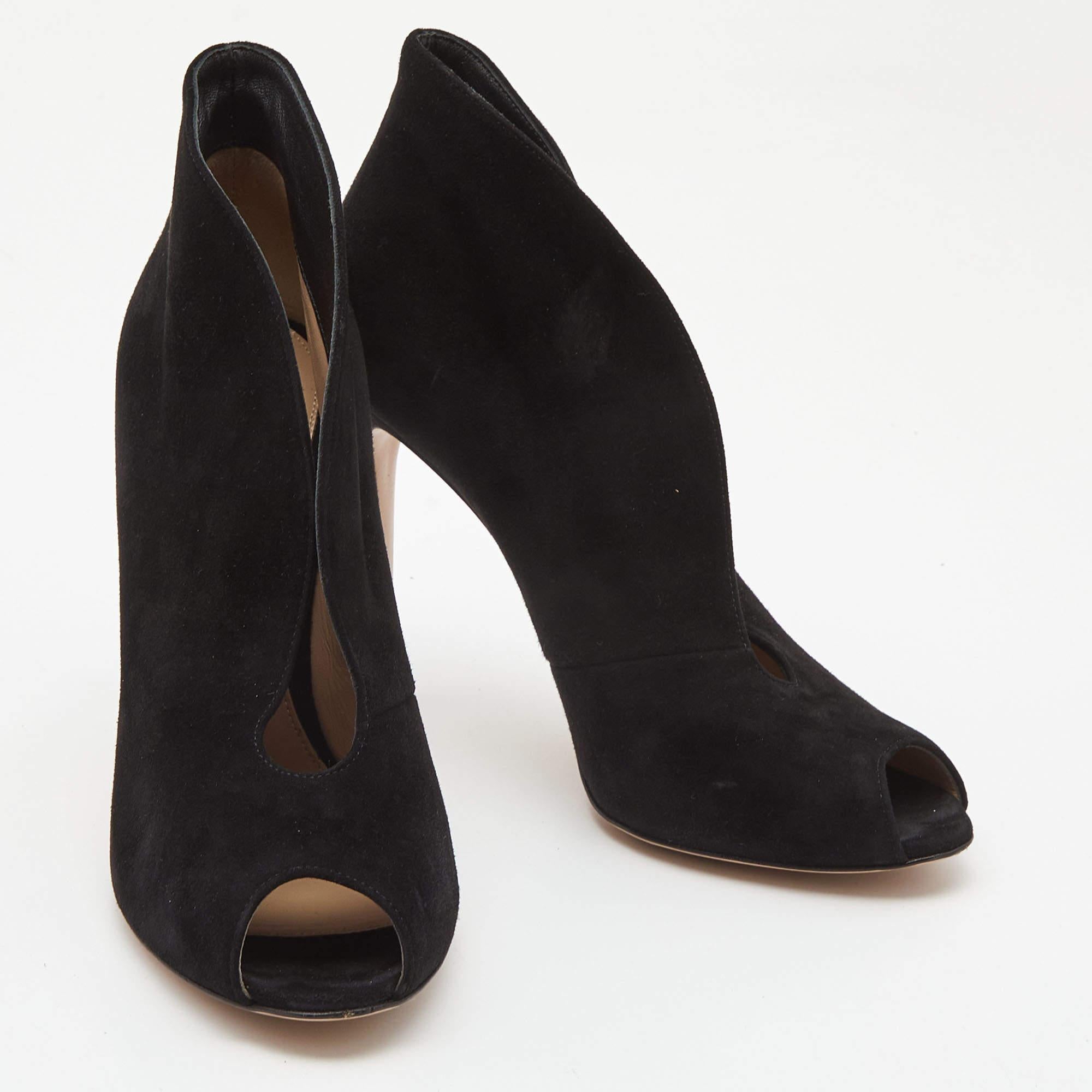 You are sure to stun onlookers with these slip-on booties from Gianvito Rossi as they're absolutely gorgeous! Meticulously crafted from suede, they carry a black shade along with peep toes and 11 cm heels. Hurry and make them yours today!

