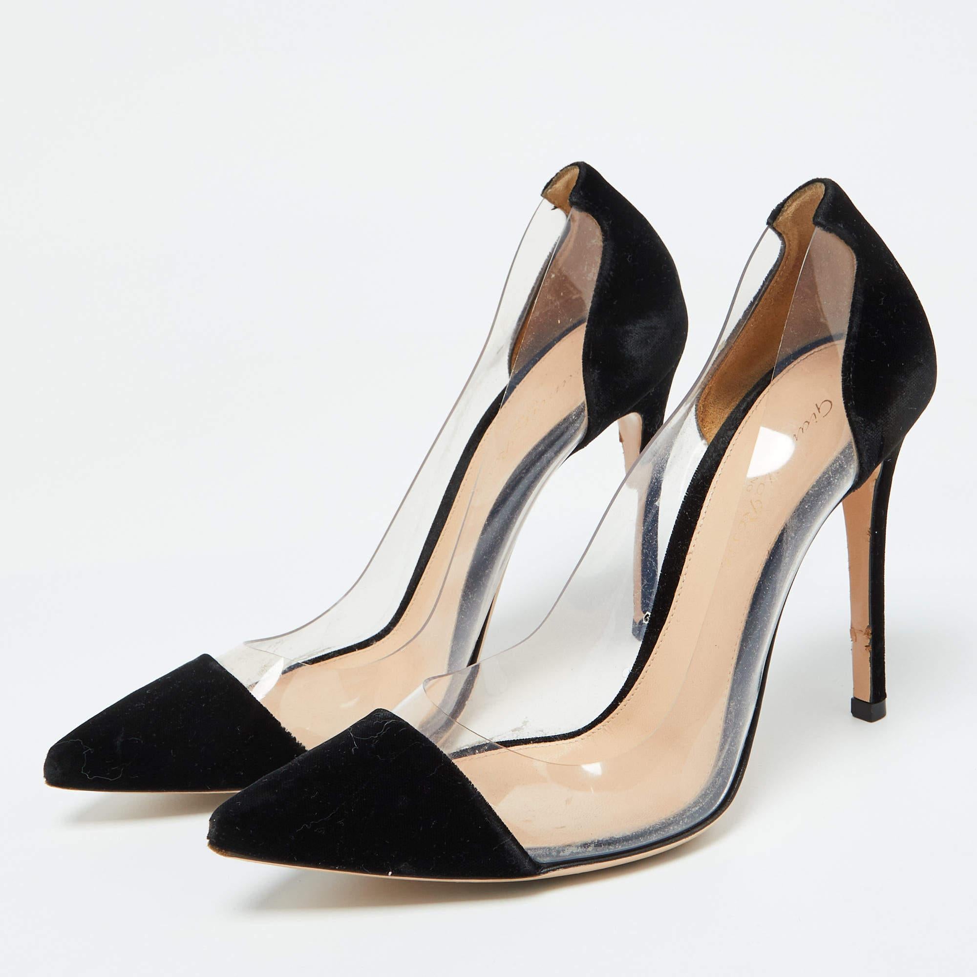 La pompa Plexi è uno dei modelli più iconici di Gianvito Rossi. La scarpa è una décolleté a punta realizzata in PVC e altri materiali durevoli in tonalità sgargianti. Questo elegante paio di scarpe è realizzato in velluto nero e PVC trasparente ed è