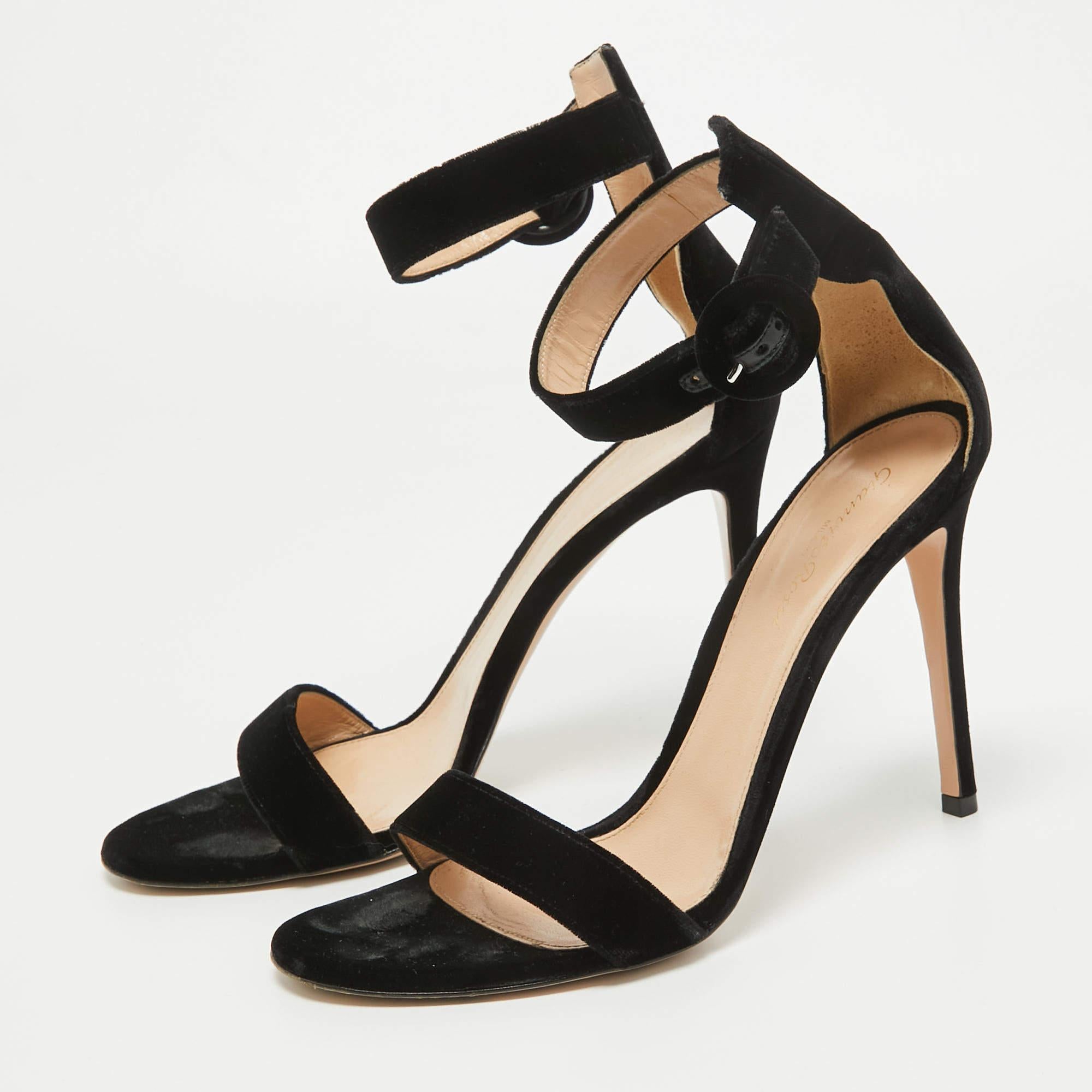 Estas sandalias enmarcarán sus pies de forma elegante. Fabricados con materiales de calidad, presentan un diseño elegante y unas plantillas cómodas.