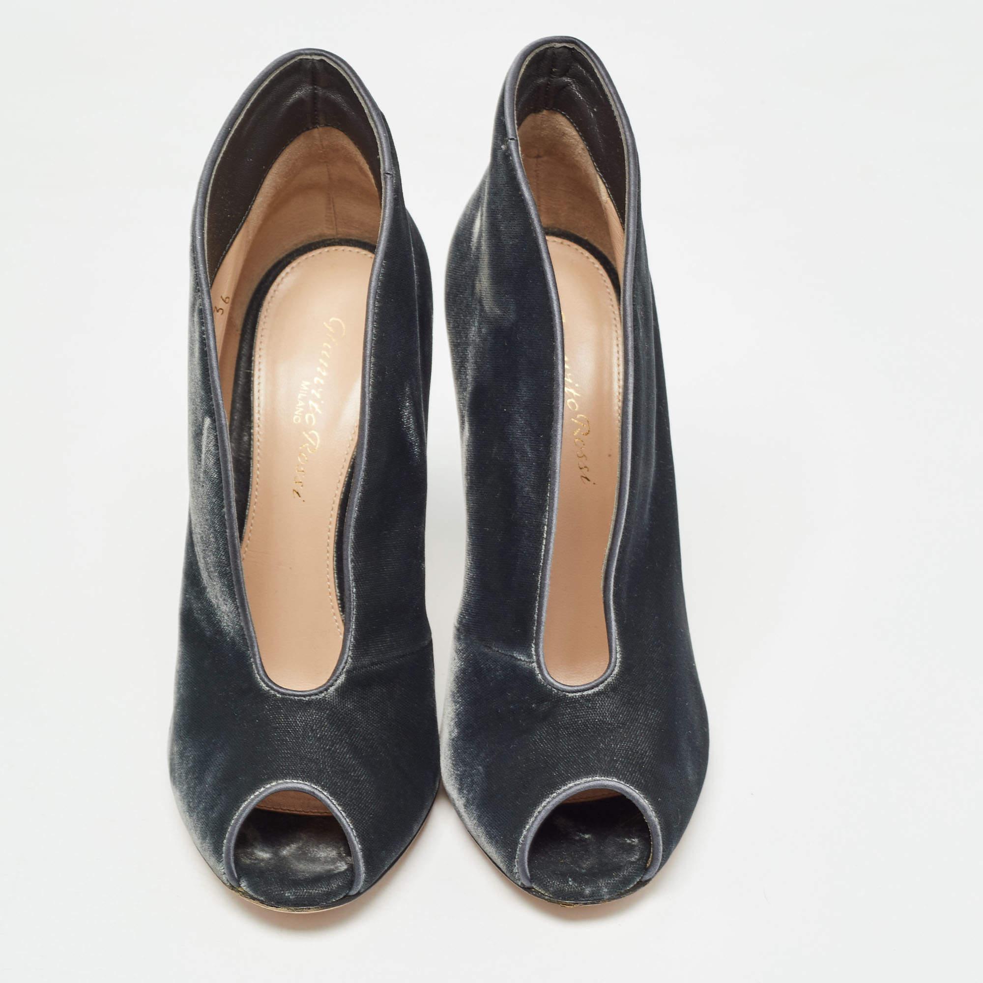 Noir Gianvito Rossi - Bottines à clous en velours noir - Taille 36 en vente