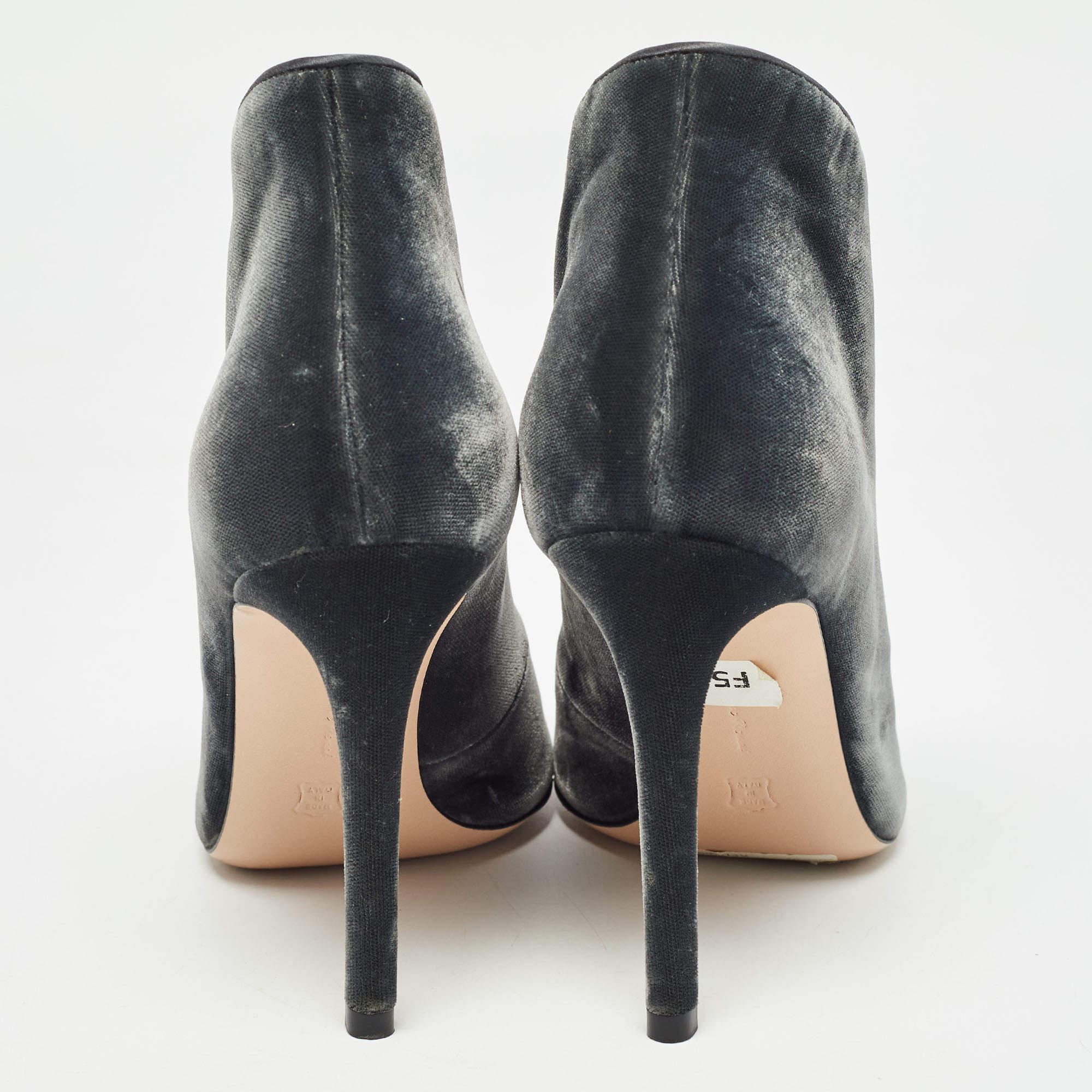 Gianvito Rossi - Bottines à clous en velours noir - Taille 36 Pour femmes en vente