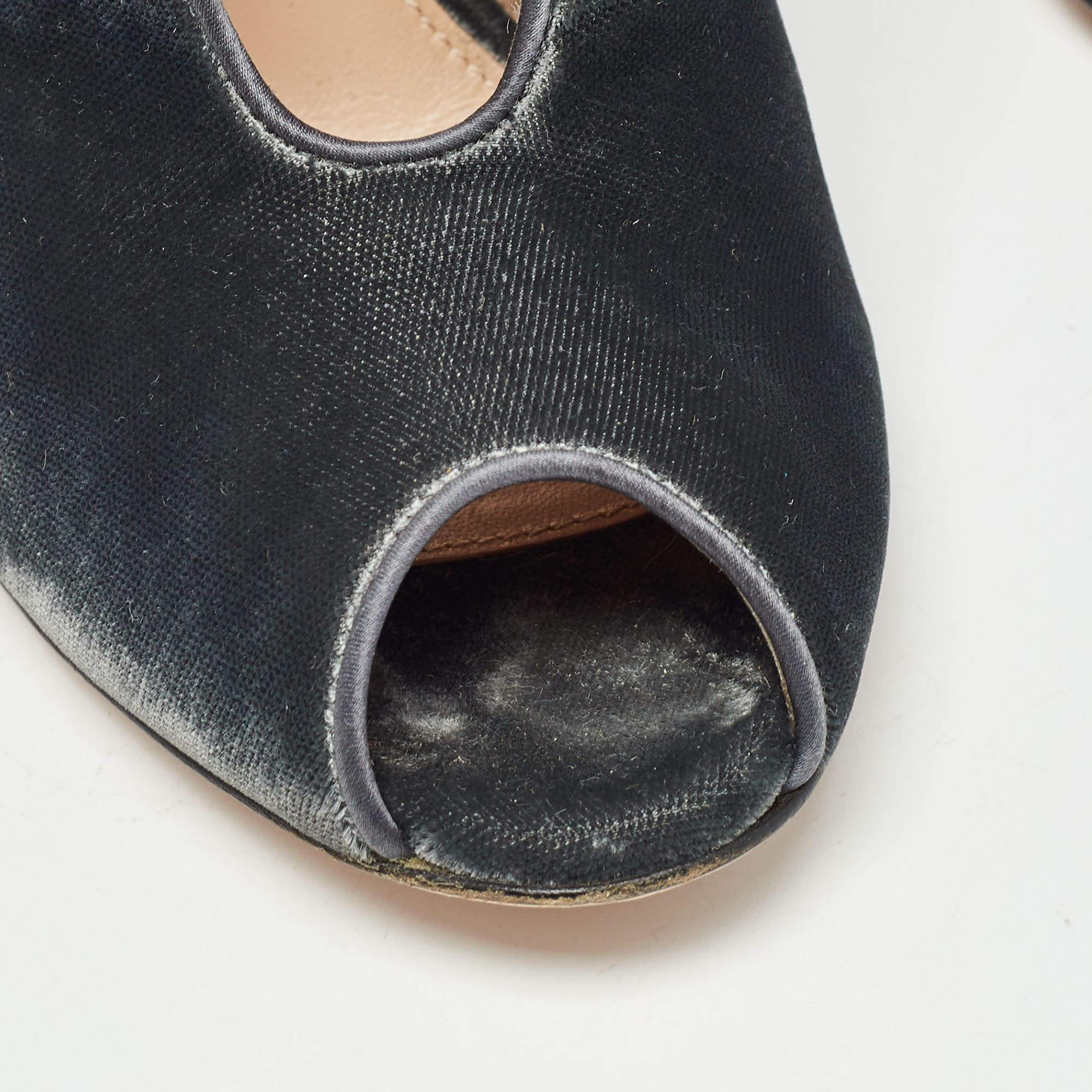Gianvito Rossi - Bottines à clous en velours noir - Taille 36 en vente 3