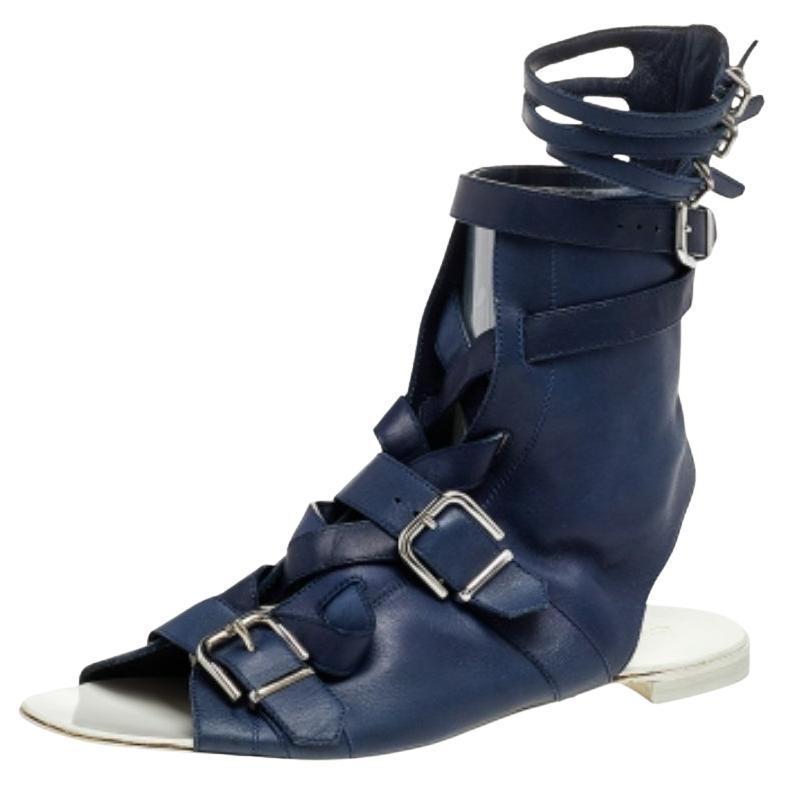 Gianvito Rossi Sandali piatti alla caviglia con fibbia in pelle blu misura 38