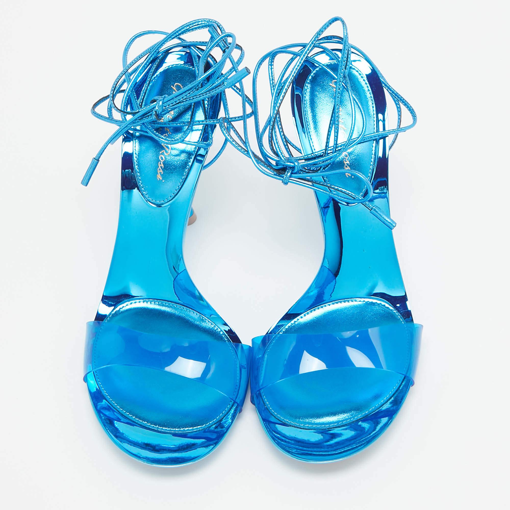 Realizzati da Gianvito Rossi, questi squisiti sandali fondono perfettamente il PVC trasparente con la pelle morbida, creando un contrasto seducente. I delicati lacci alla caviglia aggiungono un tocco di femminilità, mentre il design elegante emana