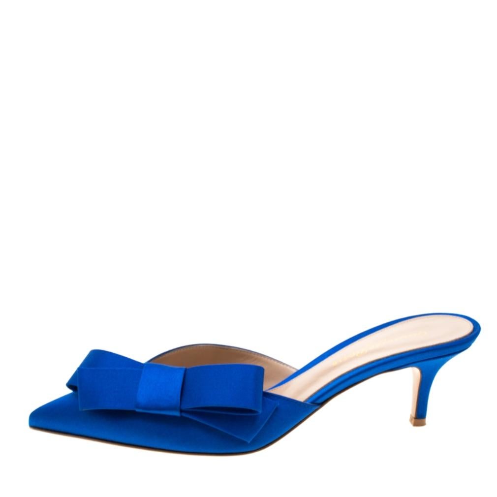 One look at this pair of Gianvito Rossi mules and our hearts skip a beat. These beautiful mules have been styled with perfection just so a diva like you can flaunt them. Blue in shade, they have been designed with big bow details on the vamps and