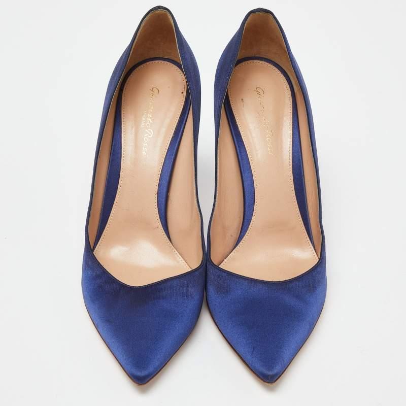 Bleu Gianvito Rossi escarpins à bout pointu en satin bleu, taille 42 en vente