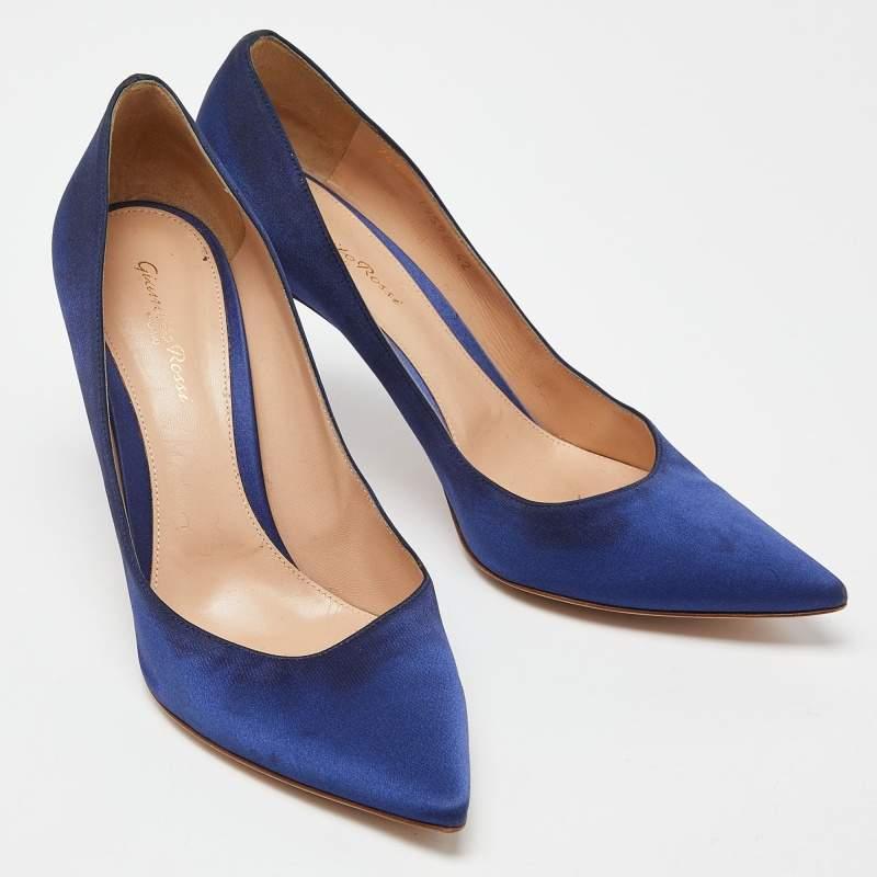 Gianvito Rossi escarpins à bout pointu en satin bleu, taille 42 État moyen - En vente à Dubai, Al Qouz 2