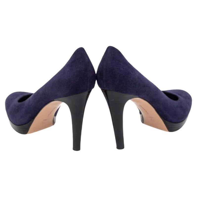 Look fabulous in this pair of pumps, crafted out of suede. Effortlessly slip into this pair of beautiful pumps from the house of Gianvito Rossi. Make a resolute style statement while flaunting this pair of impressive blue pumps.