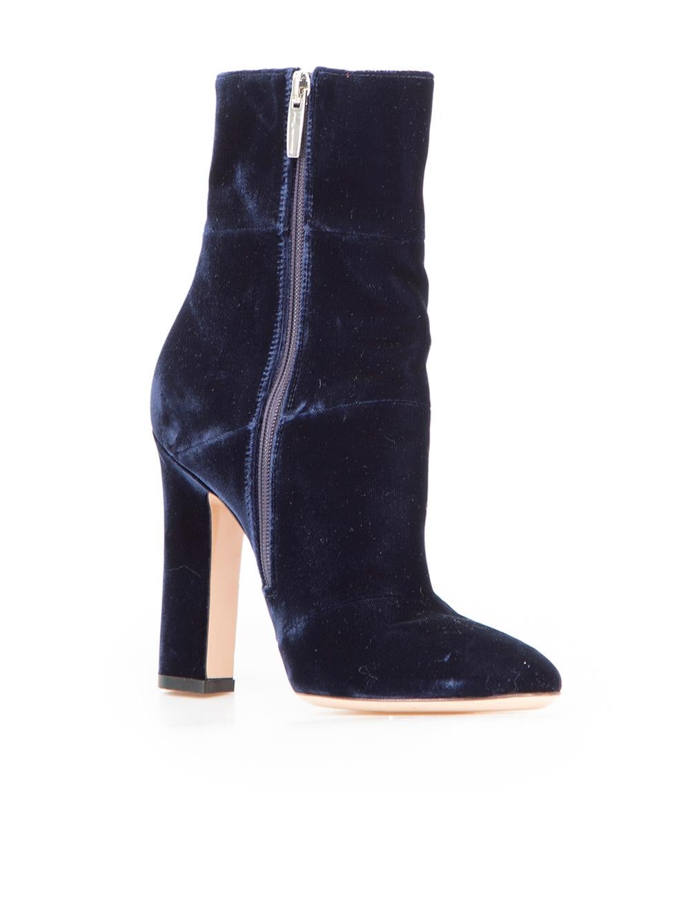 CONDITION is Very good. Hardly any visible wear to boots is evident on this used Gianvito Rossi designer resale item.
 
 Details
 Blue
 Velvet
 Heeled boots
 Round toe
 Side zip fastening
 High heeled
 
 
 Made in Italy
 
 Composition
 EXTERIOR: