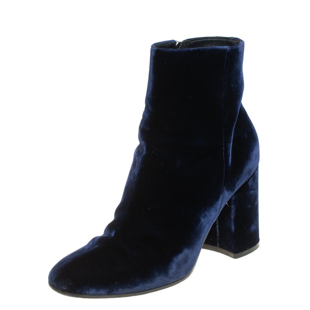 Bring home the luxurious high-fashion touch with these ankle boots from Gianvito Rossi. Crafted from blue velvet, these Rolling 85 boots come flaunting round toes, side zippers, and 8.5 cm block heels. You wouldn't want to miss out on such a cool