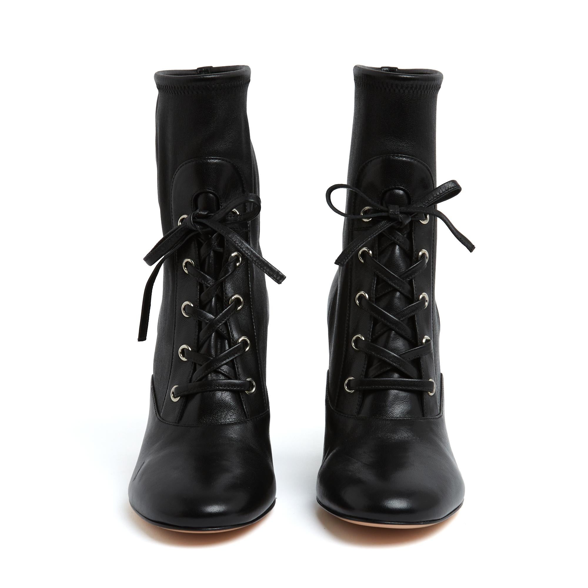 Stivaletti Gianvito Rossi, modello Mackay in pelle elastica nera, punta tonda, laccio di chiusura su 5 occhielli, tacco largo, fodera e suola in pelle. Taglia 38.5EU o UK5.5 e US8, tacco 8.5 cm, soletta 24.7 cm. Gli stivaletti non sono mai stati