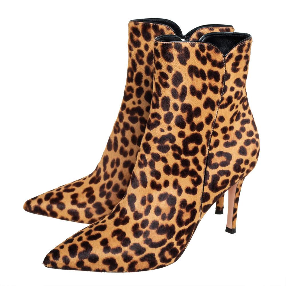 This pair of boots is crafted from the finest calf hair and is designed with a leopard print all over. These high-heeled boots make a perfect addition to your closet. Gianvito Rossi brings you all the latest trends in fashion with these attractive