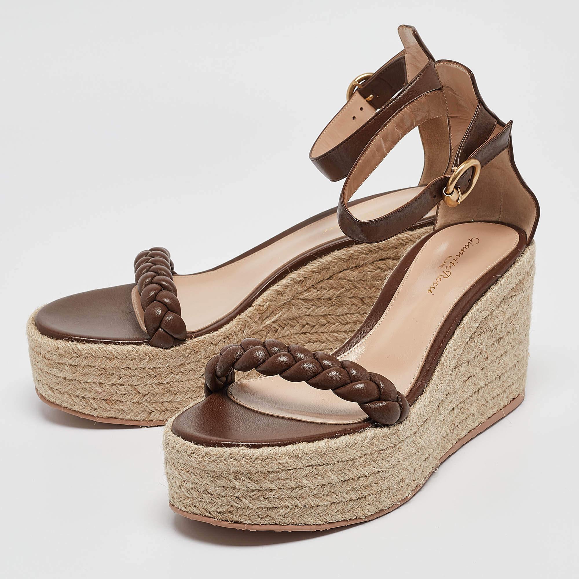Puoi contare su questi sandali di Gianvito Rossi per completare un look estivo. Sono realizzati in modo eccellente e progettati per offrire la giusta vestibilità e un sollevamento confortevole.